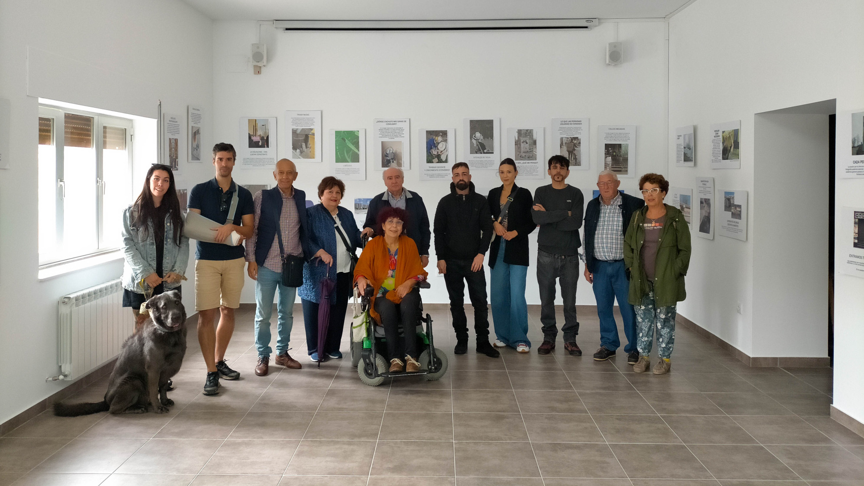 Profesores y alumnos en la inauguración de la exposición sobre la Agenda 2030 en La Torre del Valle (Zamora)