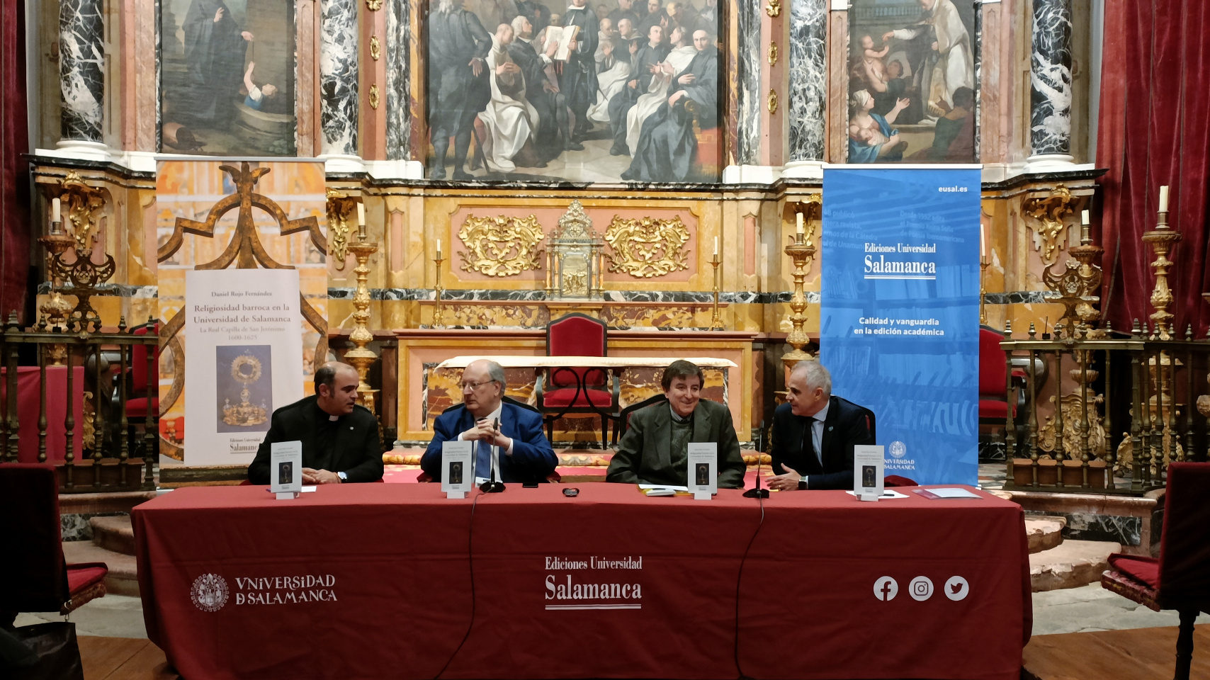 La presentación ha contado con la participación del autor, acompañado por el miembro de la Junta de Capilla Enrique Cabero; del catedrático de Historia Medieval, Moderna y Contemporánea Luis Enrique Rodríguez-San Pedro Bézares; y del director de Ediciones Universidad de Salamanca, Jacobo Sanz Hermida.