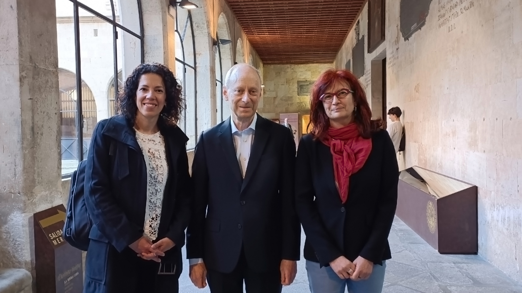 La profesora Maria Martín, el filósofo Michael Sandel y la vicerrectora Marta Gutiérrez tras la conferencia en Paraninfo.