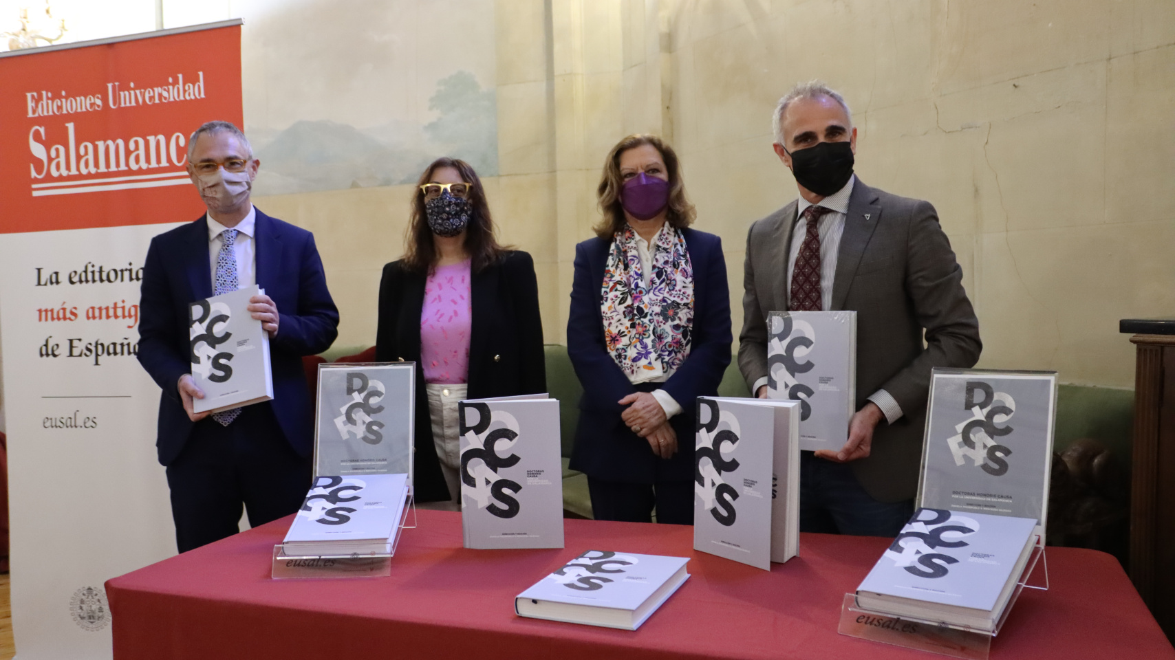 Ricardo Rivero, rector de la Universidad de Salamanca; Ángela Figueruelo Burrieza y  Mercedes Iglesias Bárez, profesoras de la Universidad de Salamanca y codirectoras del libro; y Jacobo Sanz Hermida, director de Ediciones Universidad de Salamanca.