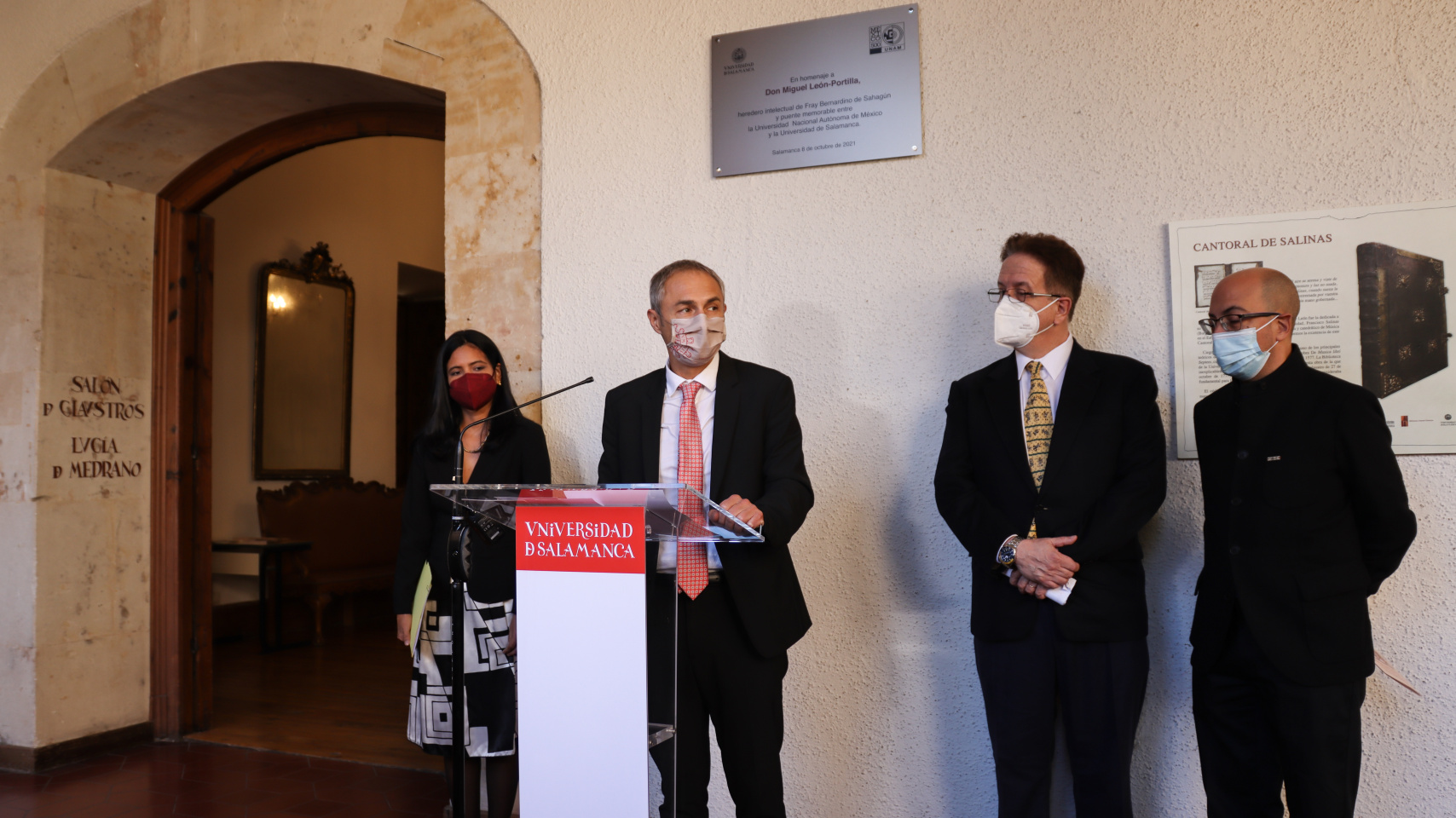 Elba Maribel Hernández, comisaria de la exposición; Ricardo Rivero, rector de la Universidad de Salamanca; Francisco Trigo de la UNAM y Gerardo hierro, representante de la familia