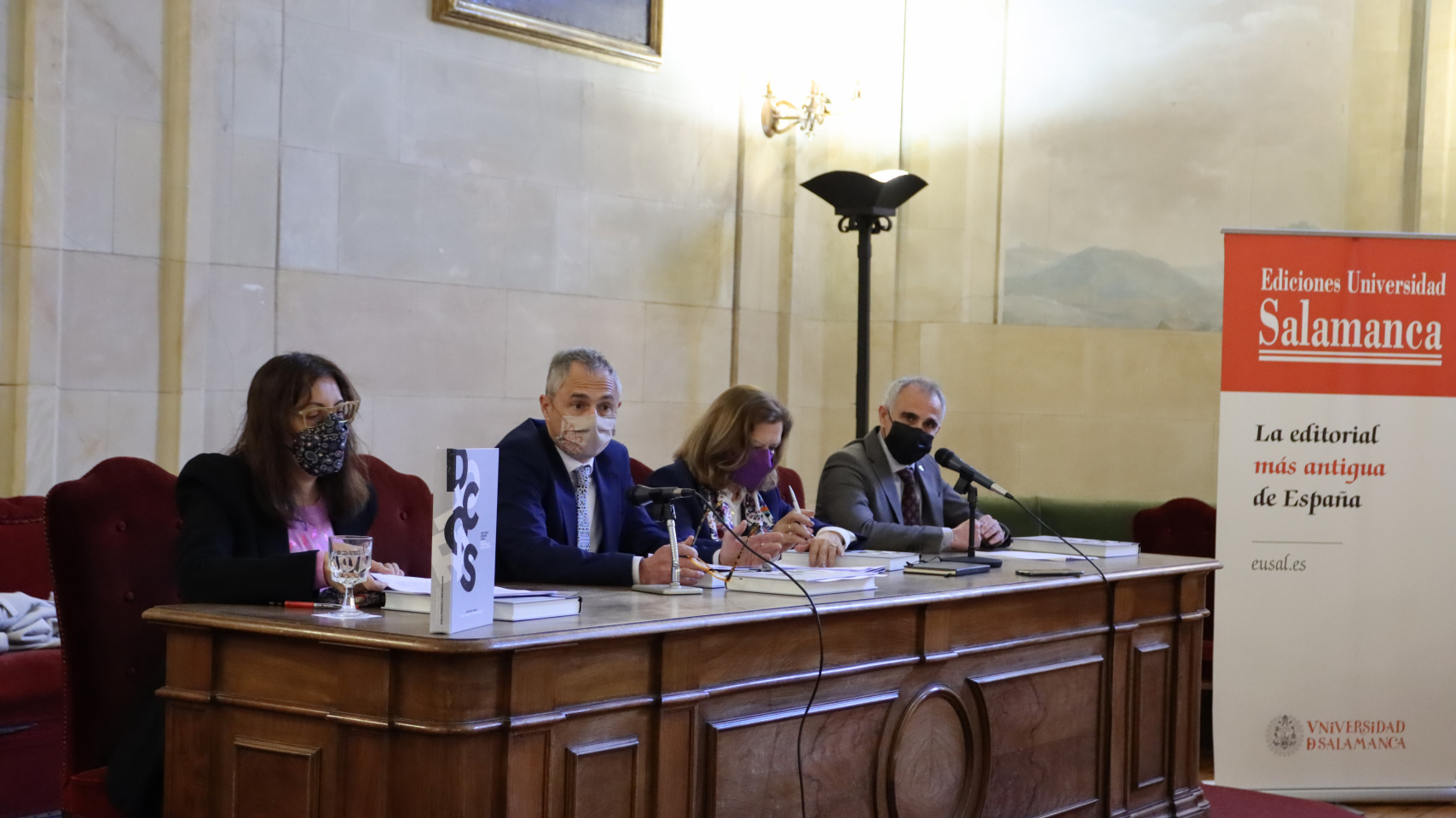 Ángela Figueruelo Burrieza profesora de la Universidad de Salamanca y codirectora del libro; Ricardo Rivero, rector de la Universidad de Salamanca; Mercedes Iglesias Bárez, profesora de la Universidad de Salamanca y codirectora del libro; y Jacobo Sanz Hermida, director de Ediciones Universidad de Salamanca.