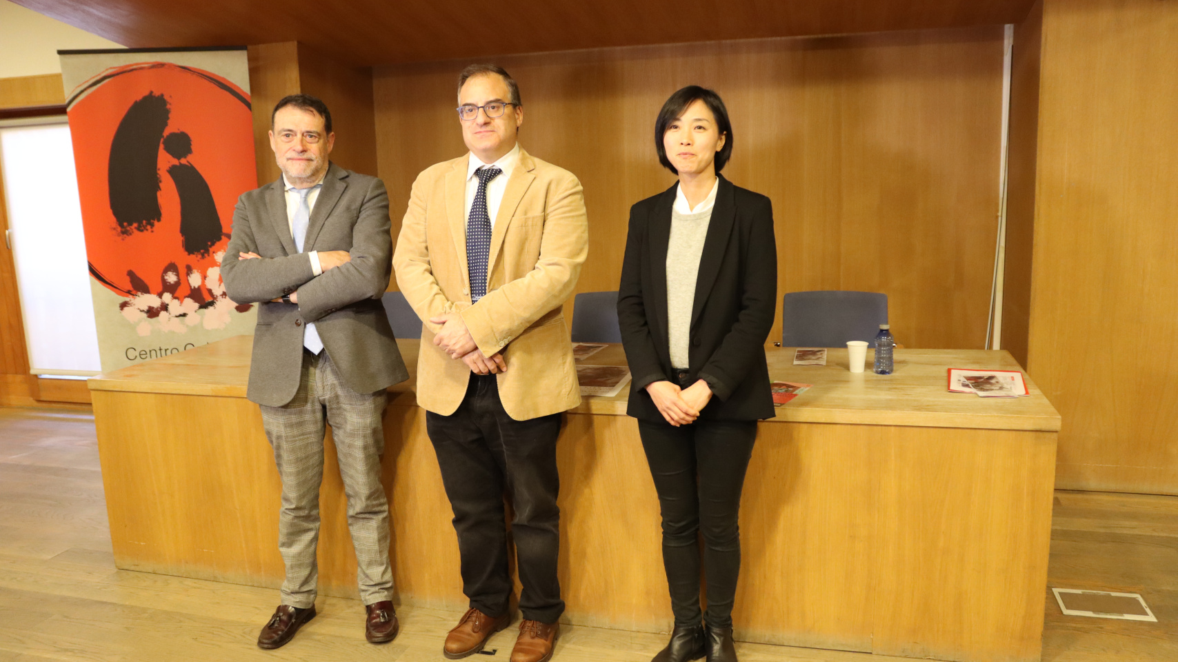 Rueda de presa con el vicerrector de Relaciones Internacionales de la Universidad de Salamanca, Raúl Sánchez Prieto, acompañado por el director y la asesora del Centro Cultural Hispano-Japonés, José Abel Flores y Chihiro Sugiyama