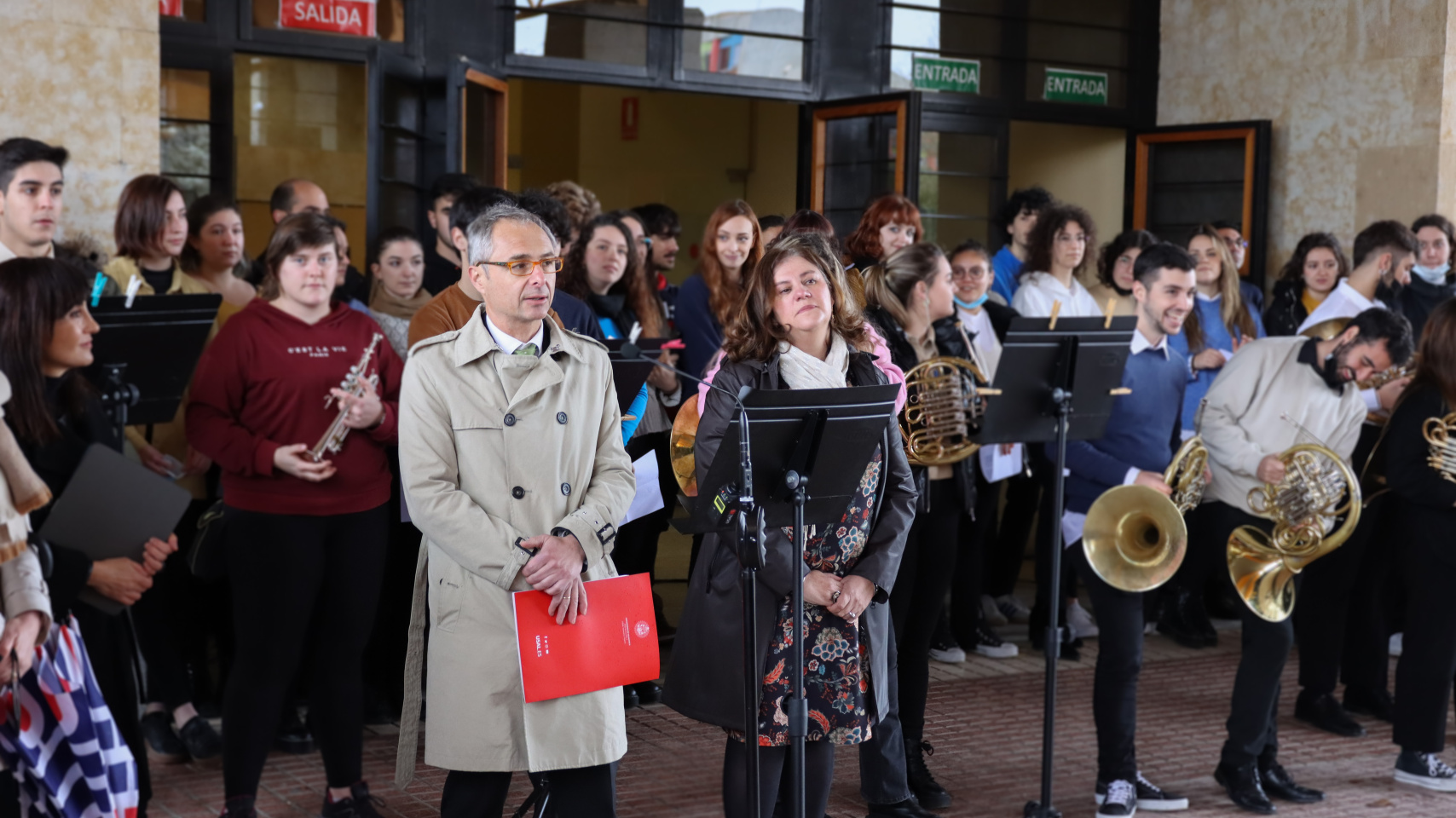 Ricardo Rivero y Purificación Morgado en la concentración por la paz