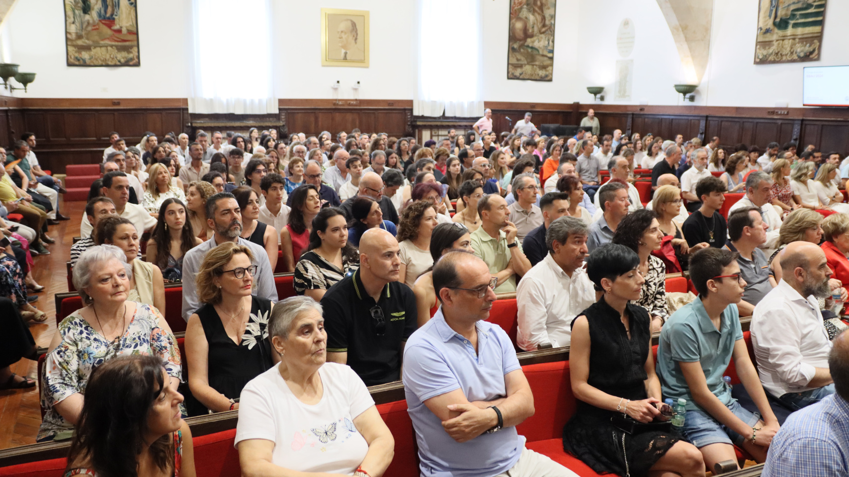 Acto de entrega de los premios a los estudiantes con mejores notas en la EBAU en el Paraninfo