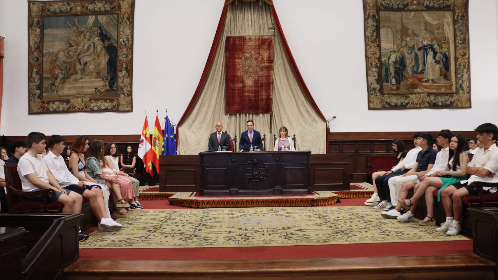 Acto de entrega de los premios a los estudiantes con mejores notas en la EBAU en el Paraninfo