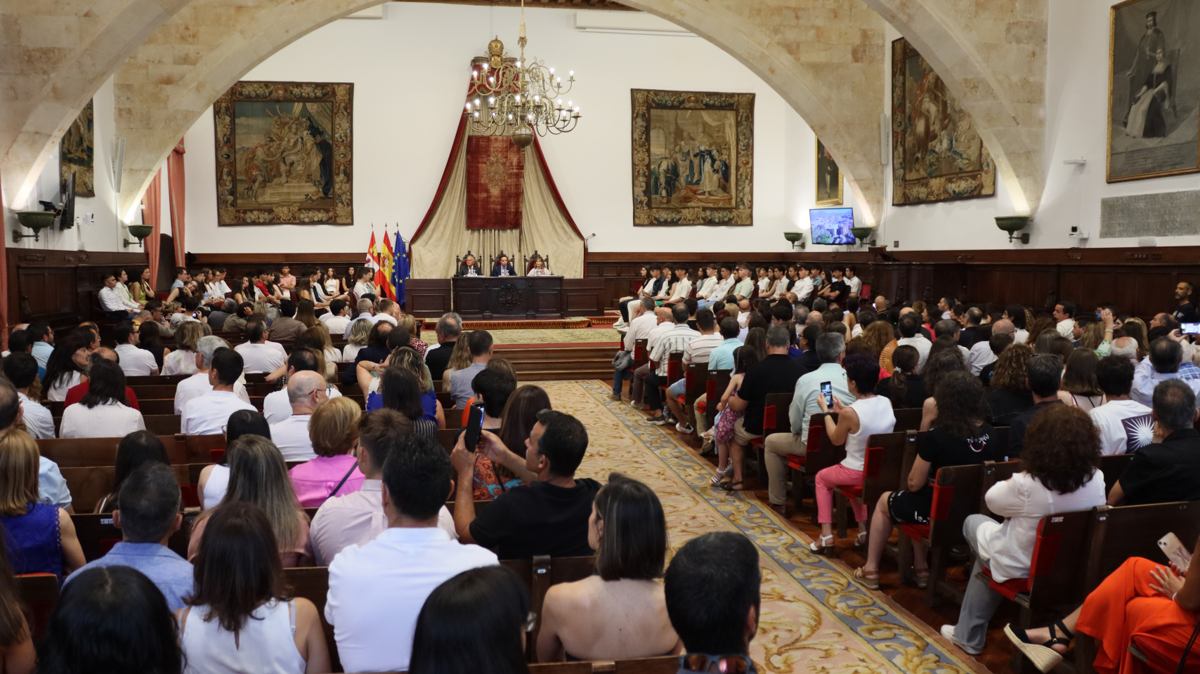 Acto de entrega de los premios a los estudiantes con mejores notas en la EBAU en el Paraninfo