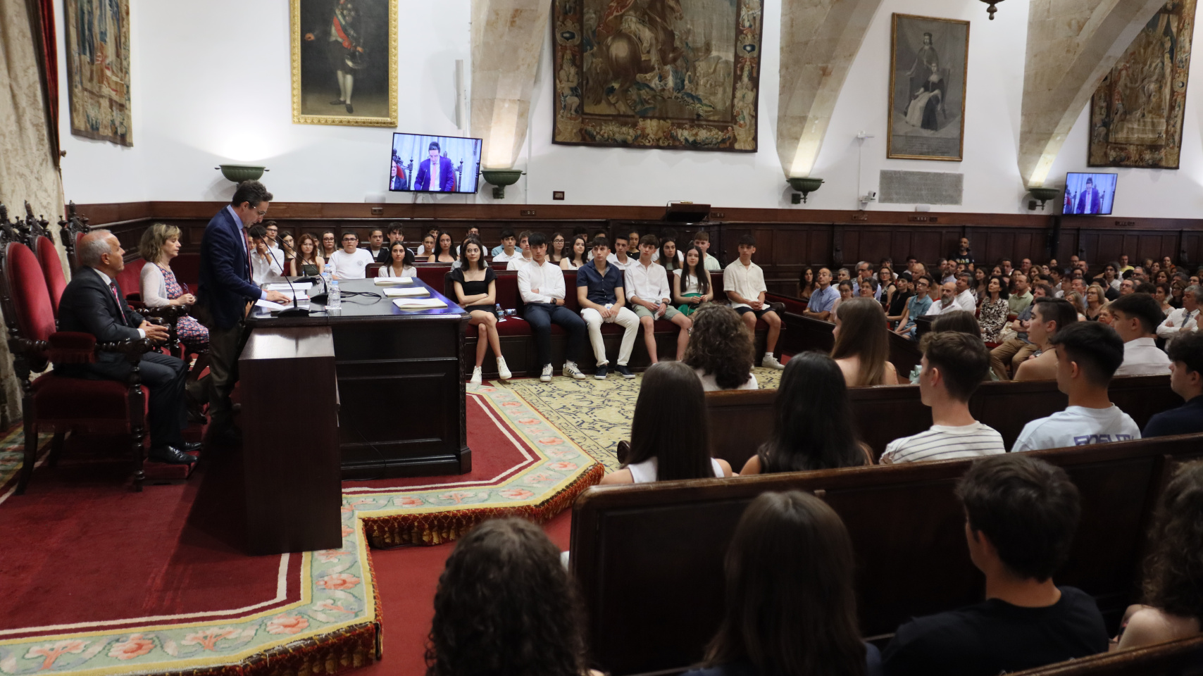 Acto de entrega de los premios a los estudiantes con mejores notas en la EBAU en el Paraninfo