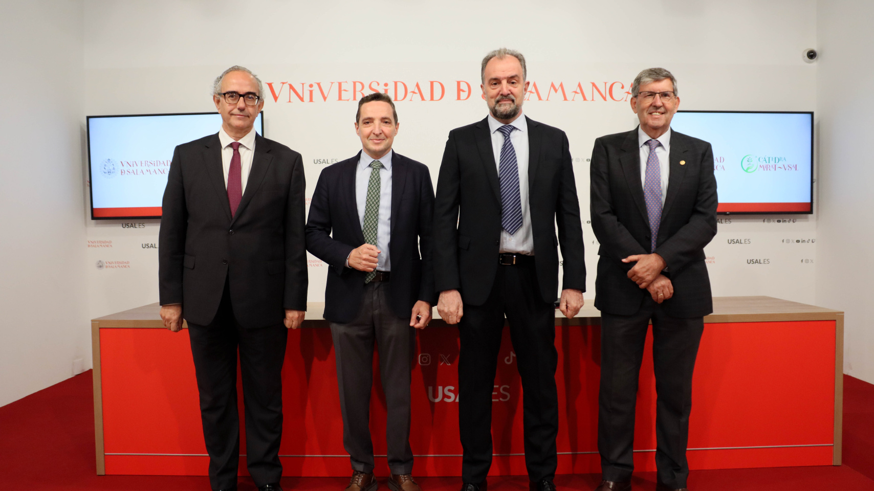 Enrique Gómez Navarro, Juan Manuel Corchado, José Ignacio García Gómez y Enrique Monte Vázquez en la firma del convenio