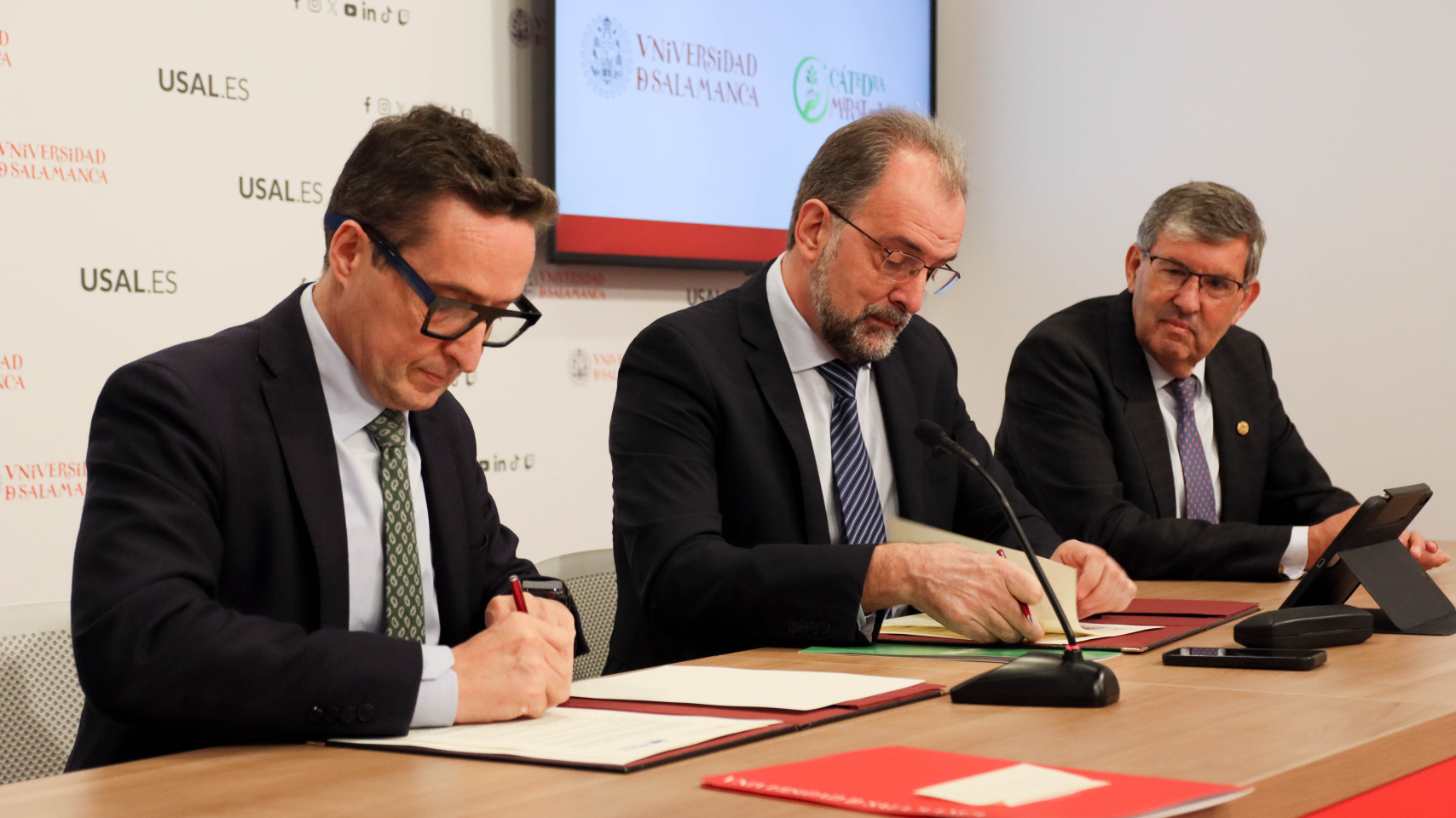 Juan Manel Corchado y José Ignacio García Gómez firman el convenio de colaboración