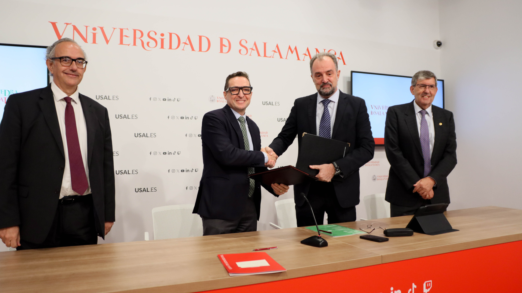 Juan Manuel Corchado Rodríguez, rector Magnífico de la Universidad de Salamanca y José Ignacio García Gómez, director general de Mirat Fertilizantes firman el convenio.