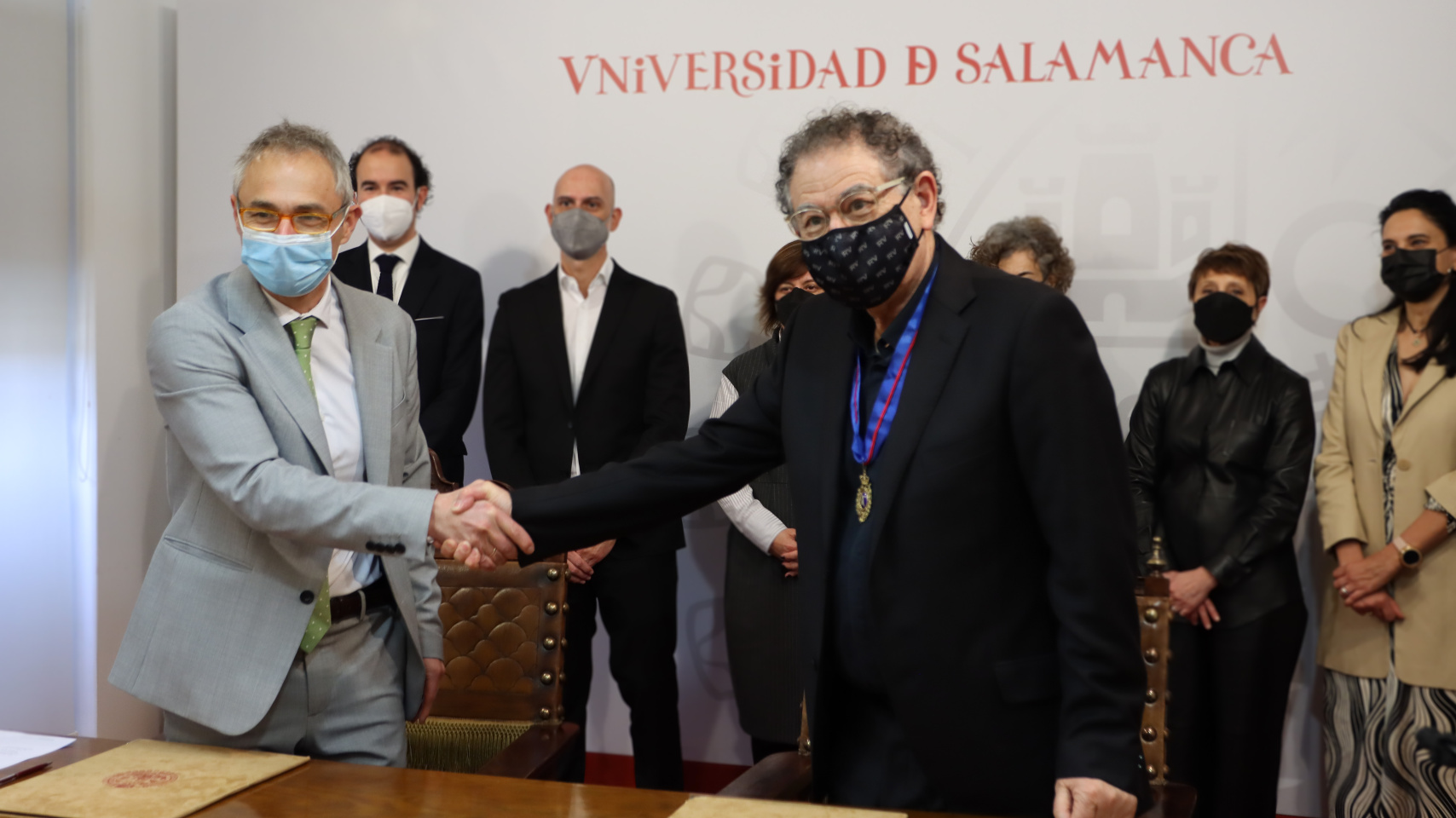 Ricardo Rivero y Roberto Verino tras la firma del convenio