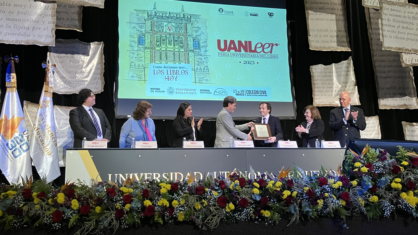 Entrega de placa en la Feria Universitaria del Libro de la Universidad Autónoma de Nuevo León