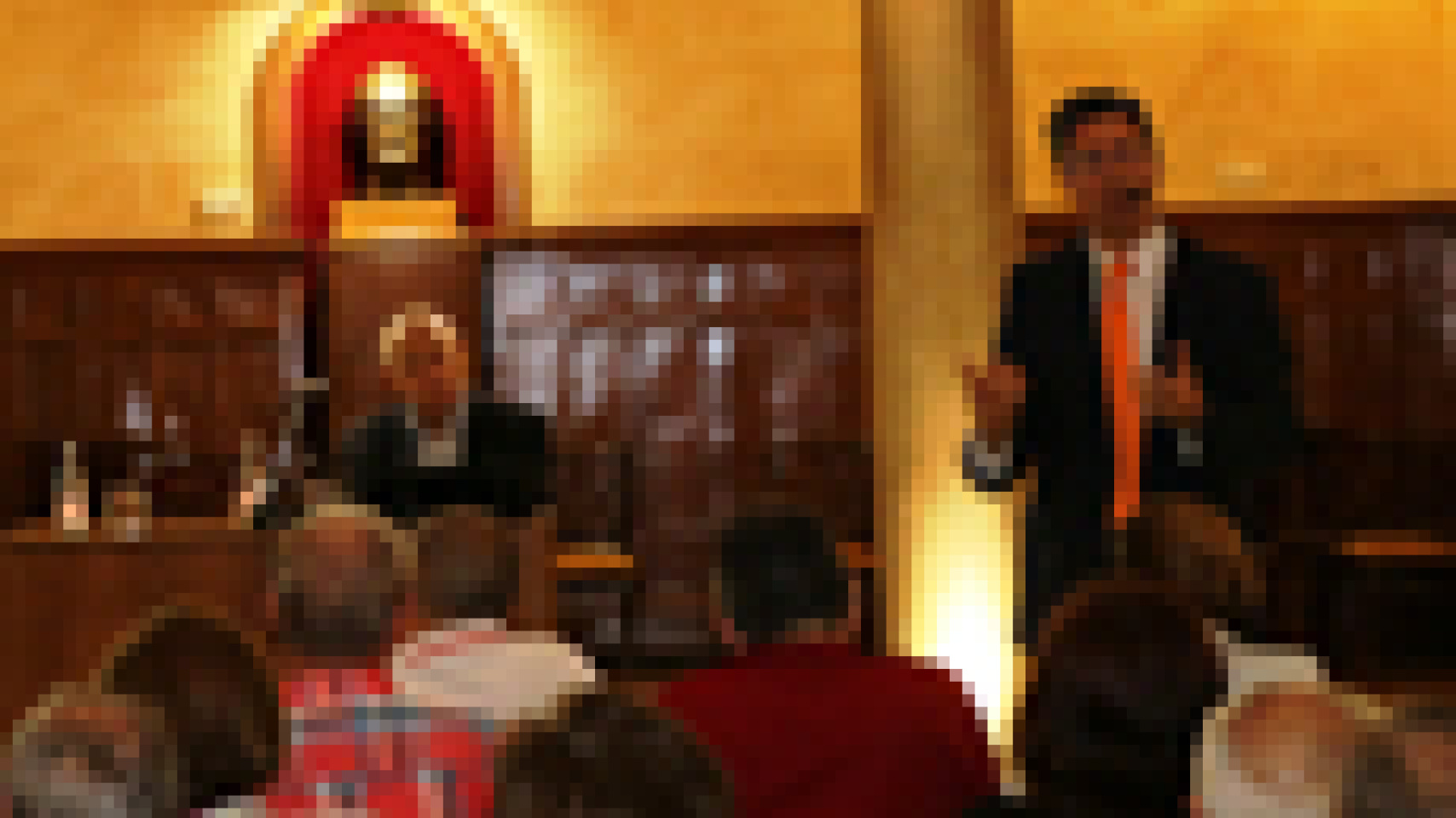 Luïze Ratniece recibe su premio de manos del vicepresidente primero, ministro del Interior y portavoz del Gobierno, Alfredo Pérez Rubalcaba