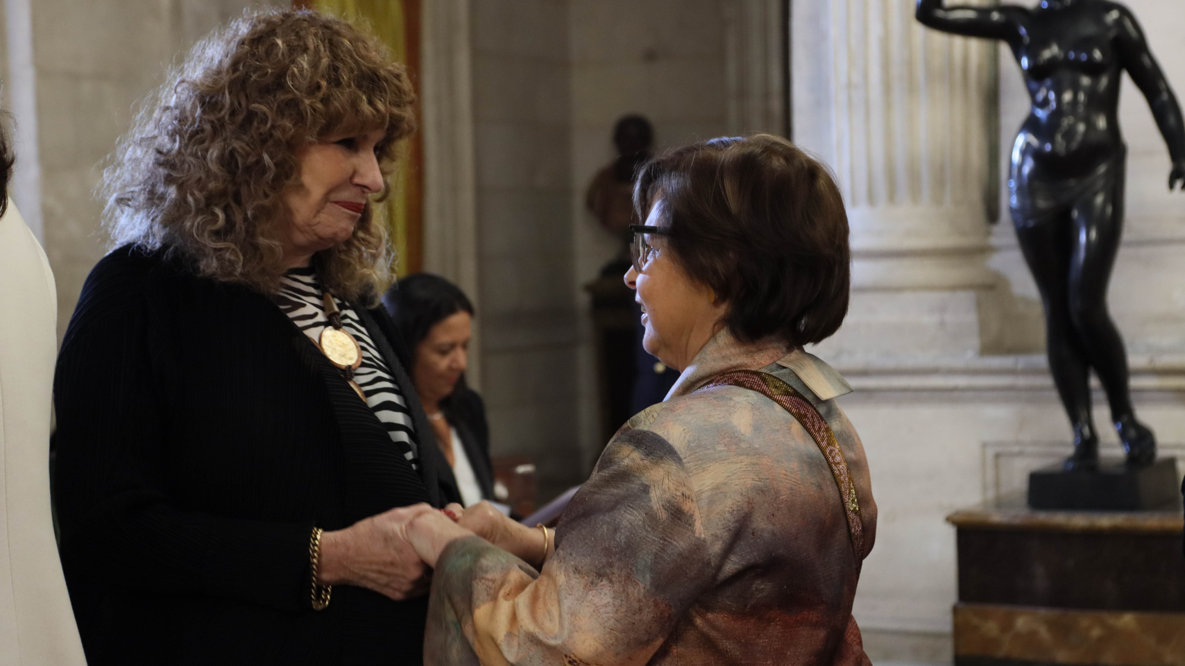 Piedad Bonnet y Gioconda Belli en los momentos previos a la entrega del Premio Reina Sofia