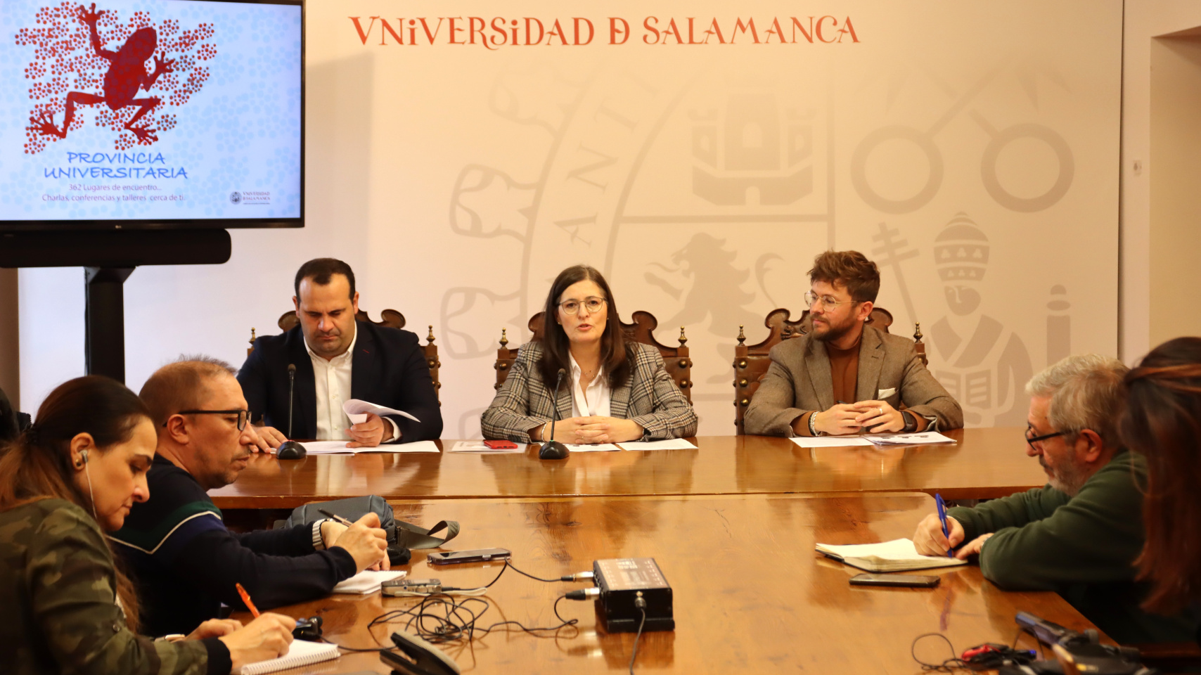 Rueda de prensa con la vicerrectora de Calidad, María José Rodríguez Conde; el diputado de Cultura, David Mingo; y el director académico del Programa de la Experiencia, Francisco Javier Rubio