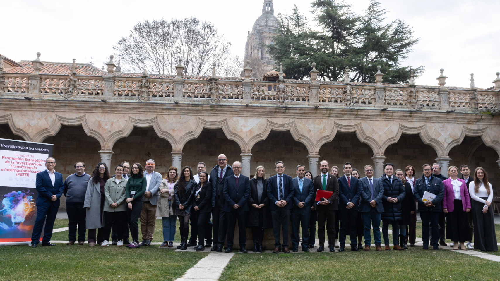 Gestores contratados y autoridades en el Patio de Escuelas Menores de la Universidad de Salamanca