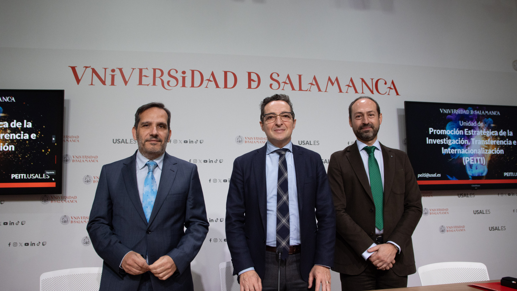 Rueda de prensa: Augusto Cobos, director general del ICECYL; Juan Manuel Corchado, rector de la USAL; y Óscar Lorenzo, delegado de Estrategia Institucional en Investigación, Transferencia e Internacionalización.