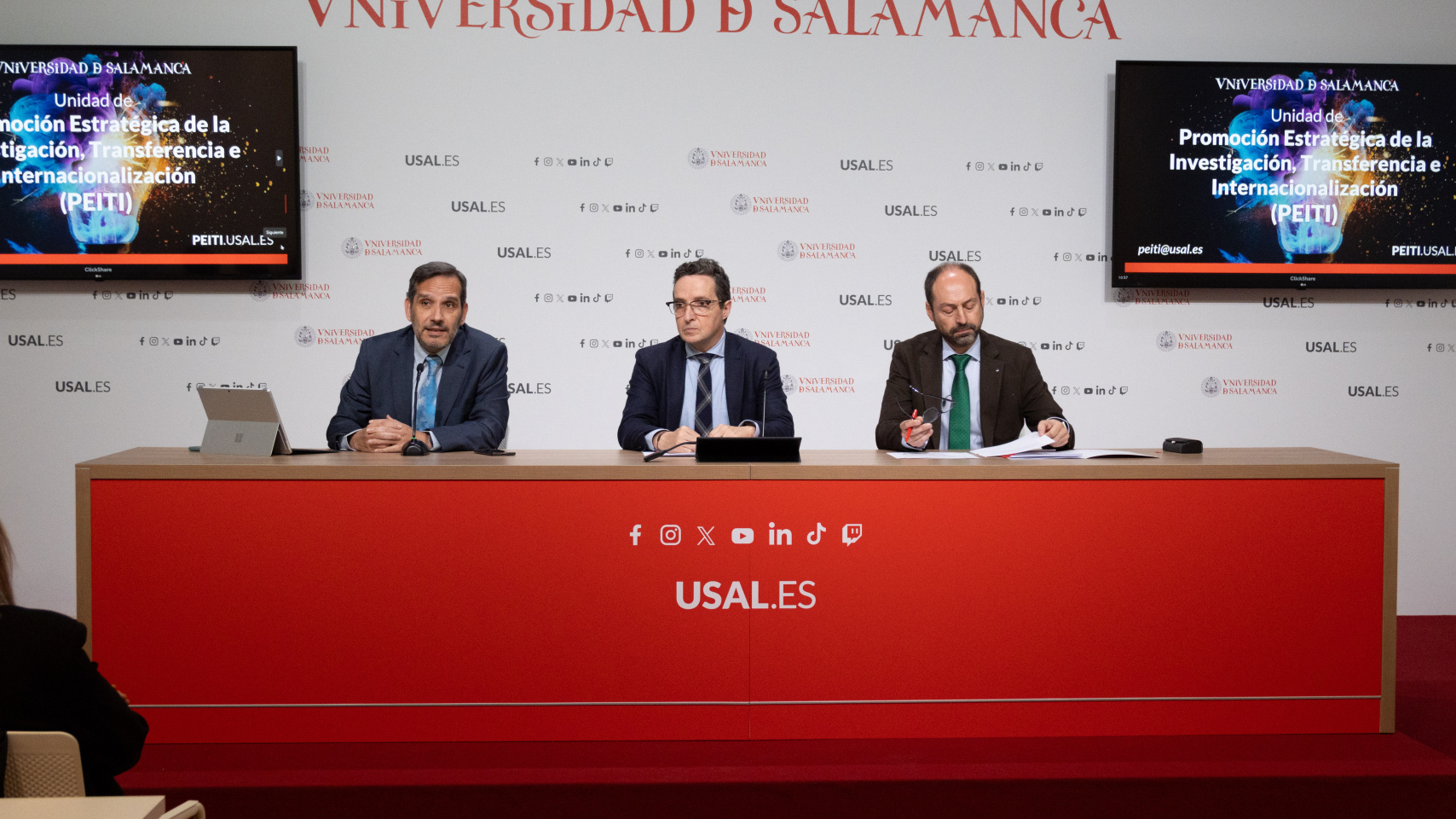 Rueda de prensa: Augusto Cobos, director general del ICECYL; Juan Manuel Corchado, rector de la USAL; y Óscar Lorenzo, delegado de Estrategia Institucional en Investigación, Transferencia e Internacionalización.