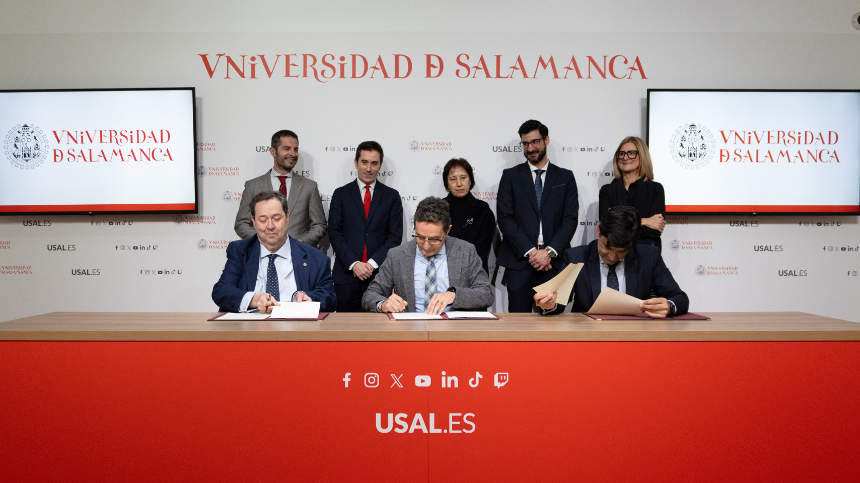 Firma de convenio de colaboración: Benjamín Crespo, Juan Manuel Corchado y Manuel Rubio. Detrás: Emilio Checa, Federico Bueno de Mata, Rosario Arévalo, Juan Ignacio Leo Castela y María José Rivera.