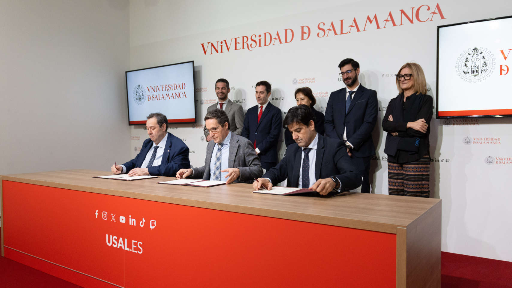 Firma de convenio de colaboración: Benjamín Crespo, Juan Manuel Corchado y Manuel Rubio. Detrás: Emilio Checa, Federico Bueno de Mata, Rosario Arévalo, Juan Ignacio Leo Castela y María José Rivera.