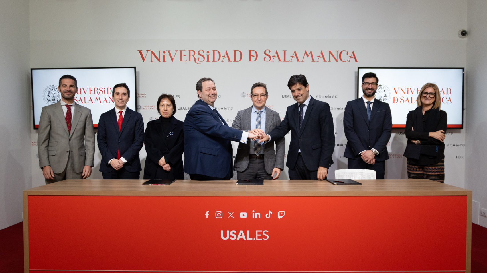 Firma de convenio de colaboración: Benjamín Crespo, Juan Manuel Corchado y Manuel Rubio. Detrás: Emilio Checa, Federico Bueno de Mata, Rosario Arévalo, Juan Ignacio Leo Castela y María José Rivera.