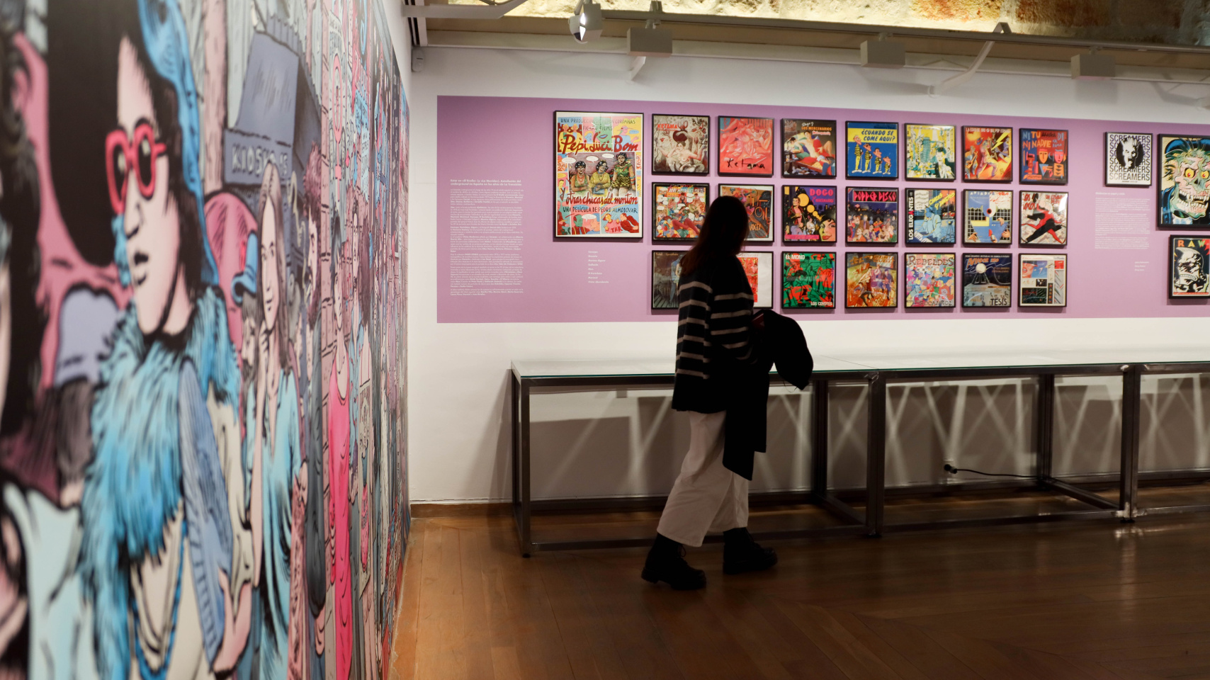 Visitante disfruta de parte de la muestra "Vibraciones Underground"