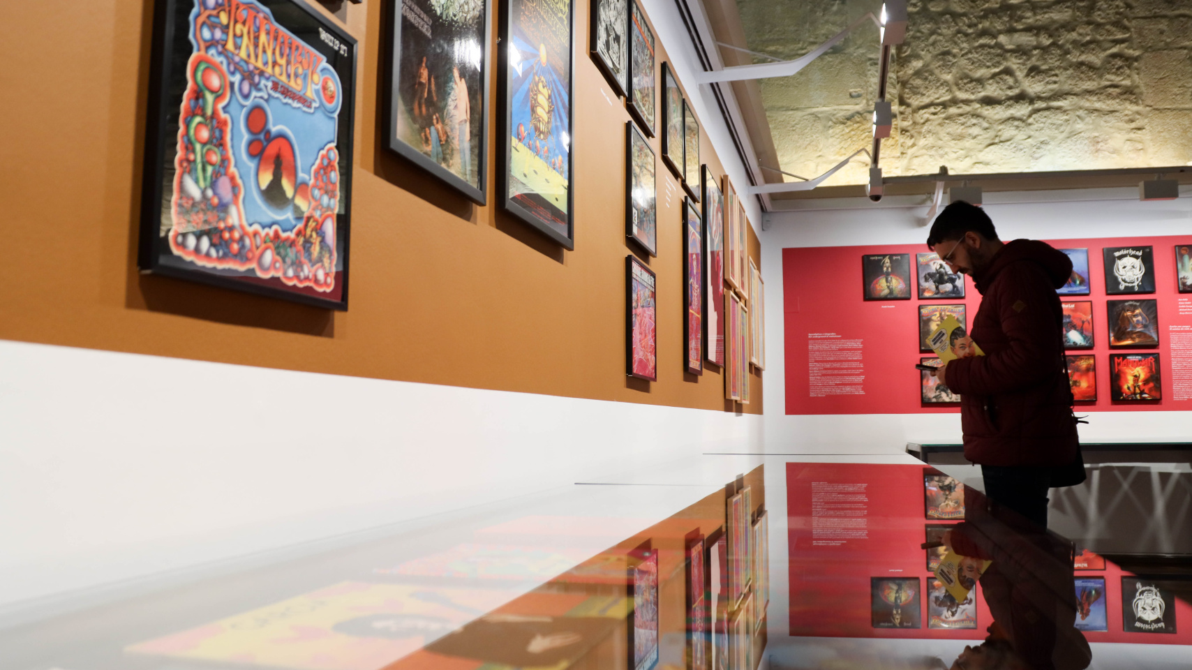 Visitante disfruta de la muestra "Vibraciones Underground"