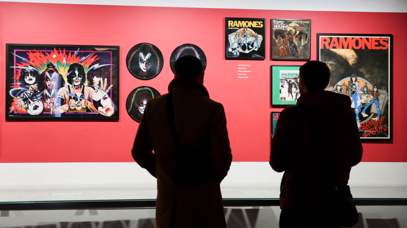 Visitantes disfrutan de parte de la muestra "Vibraciones Underground"