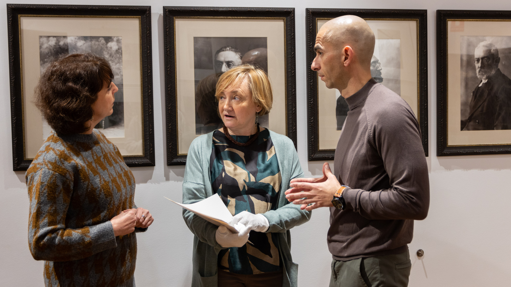 Ana Chaguaceda, directora de Casa-Museo Unamuno, la investigadora Marta García y Raúl Rivas de la Unidad Científica, comentan la carta de H.G. Wells. Casa-Museo Unamuno