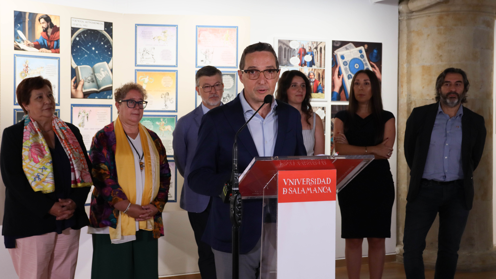 El rector de la Universidad de Salamanca, Juan Manuel Corchado, en su intervención en la rueda de prensa "Sobre fondo azul"