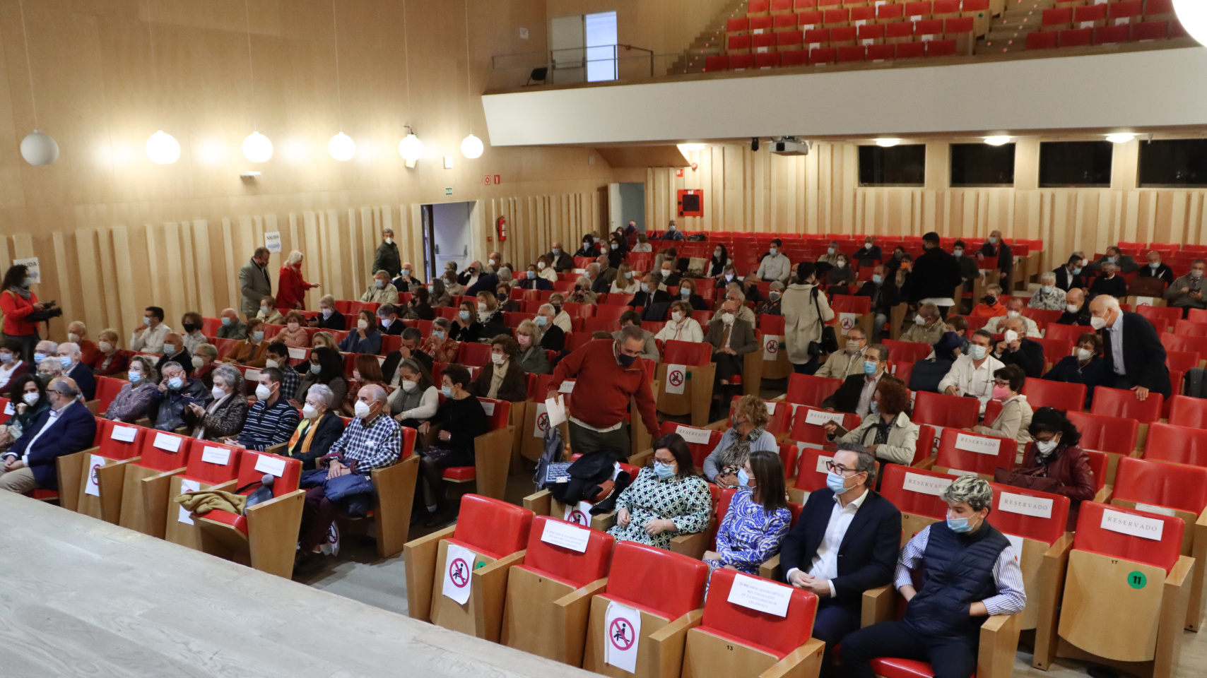 Asistentes y familia en el acto homenaje