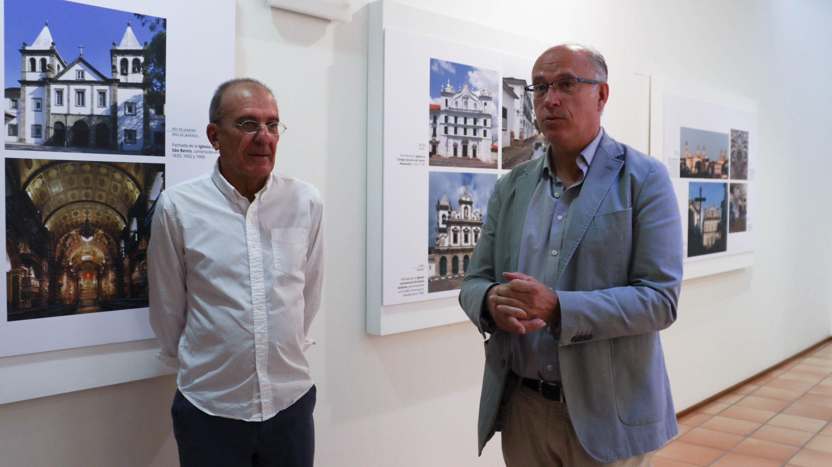 Pablo de la Riestra junto a José Manuel Santos Pérez durante la inauguración de la exposición