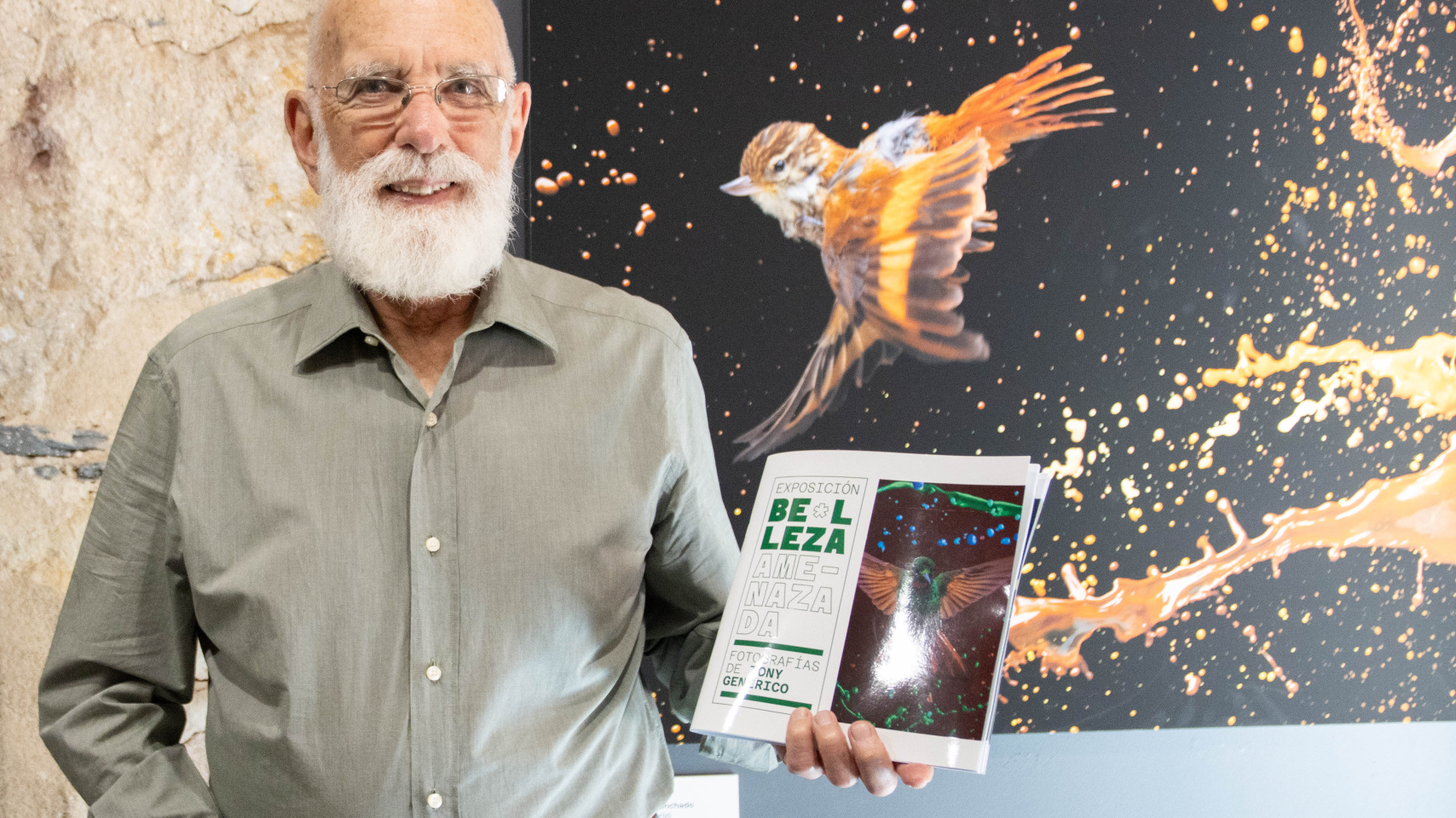 Tony Genérico junto a una de sus obras favoritas de la exposición 'Picolezna rojizo o manchado'