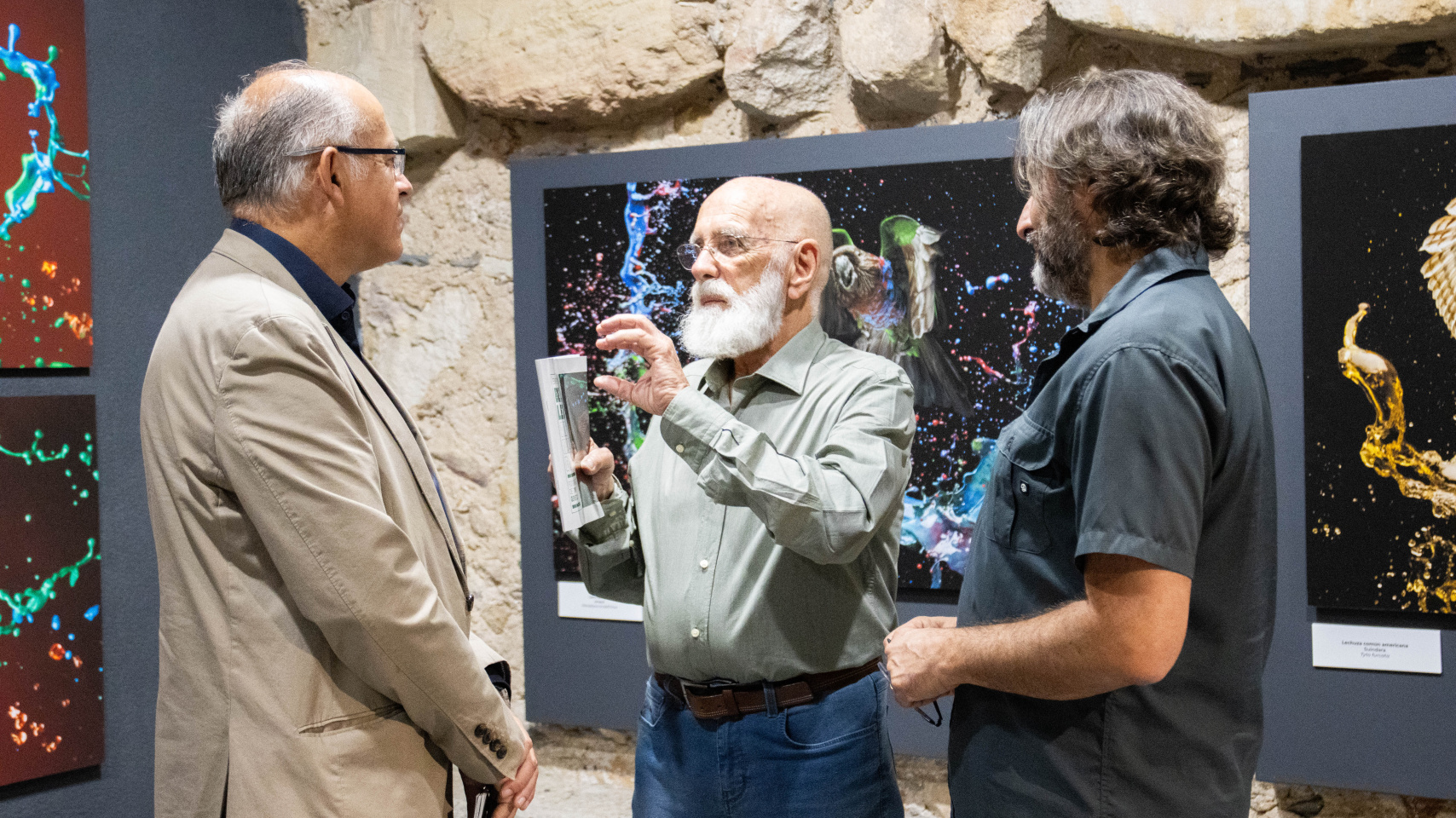 Tony Genérico explicando su exposición a José Manuel Santos y Javier Panera
