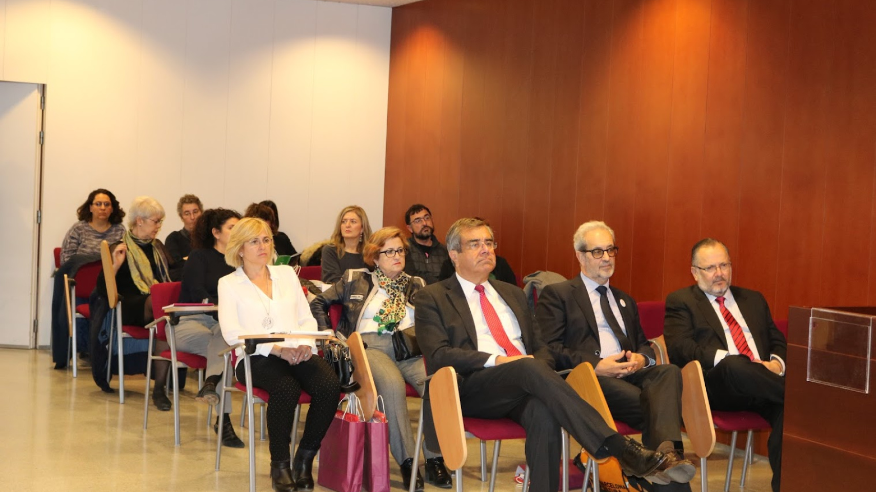 Foto de familia con los asistentes al premio de la UNE.