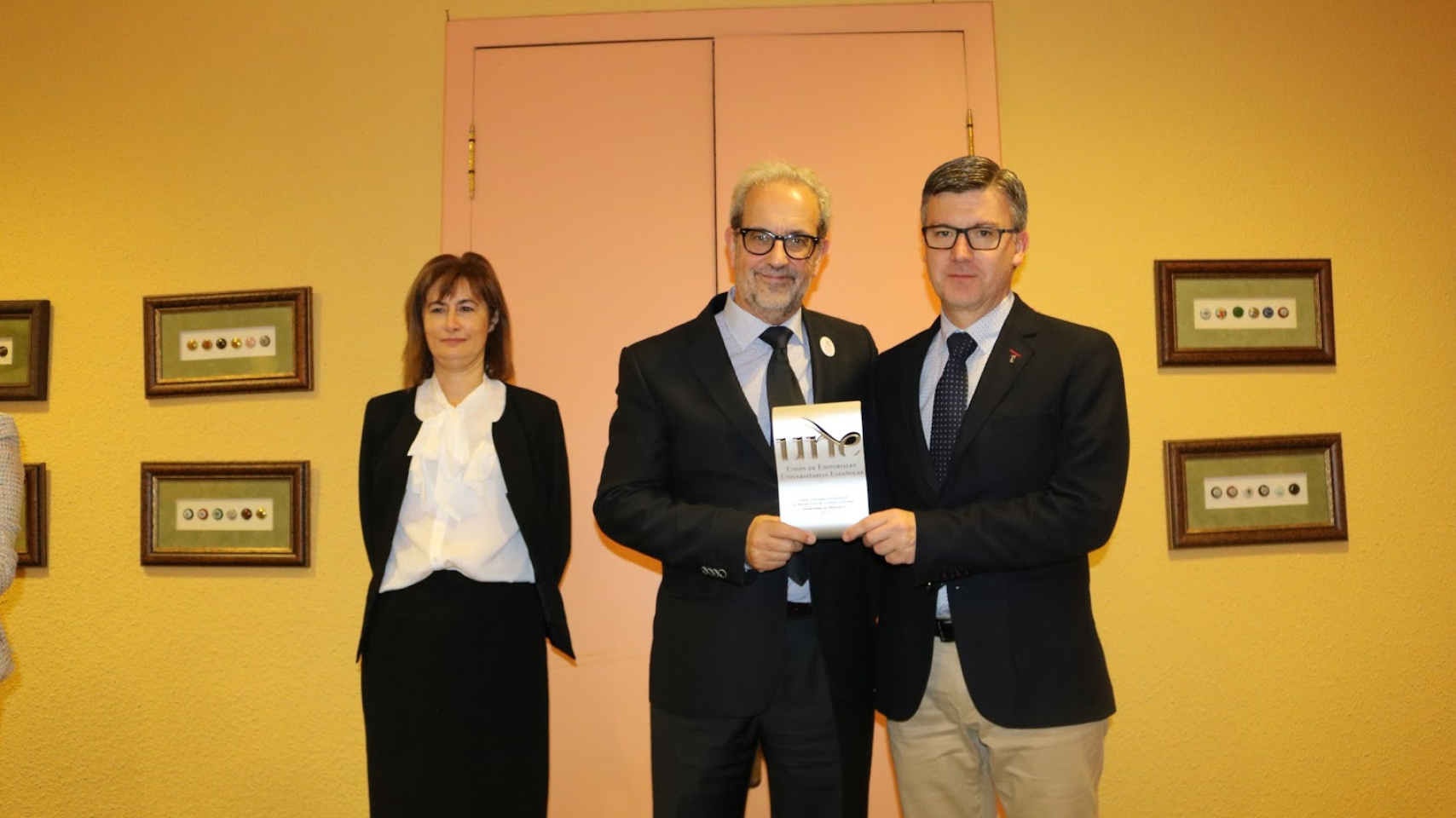 El rector recoge el premio de la UNE