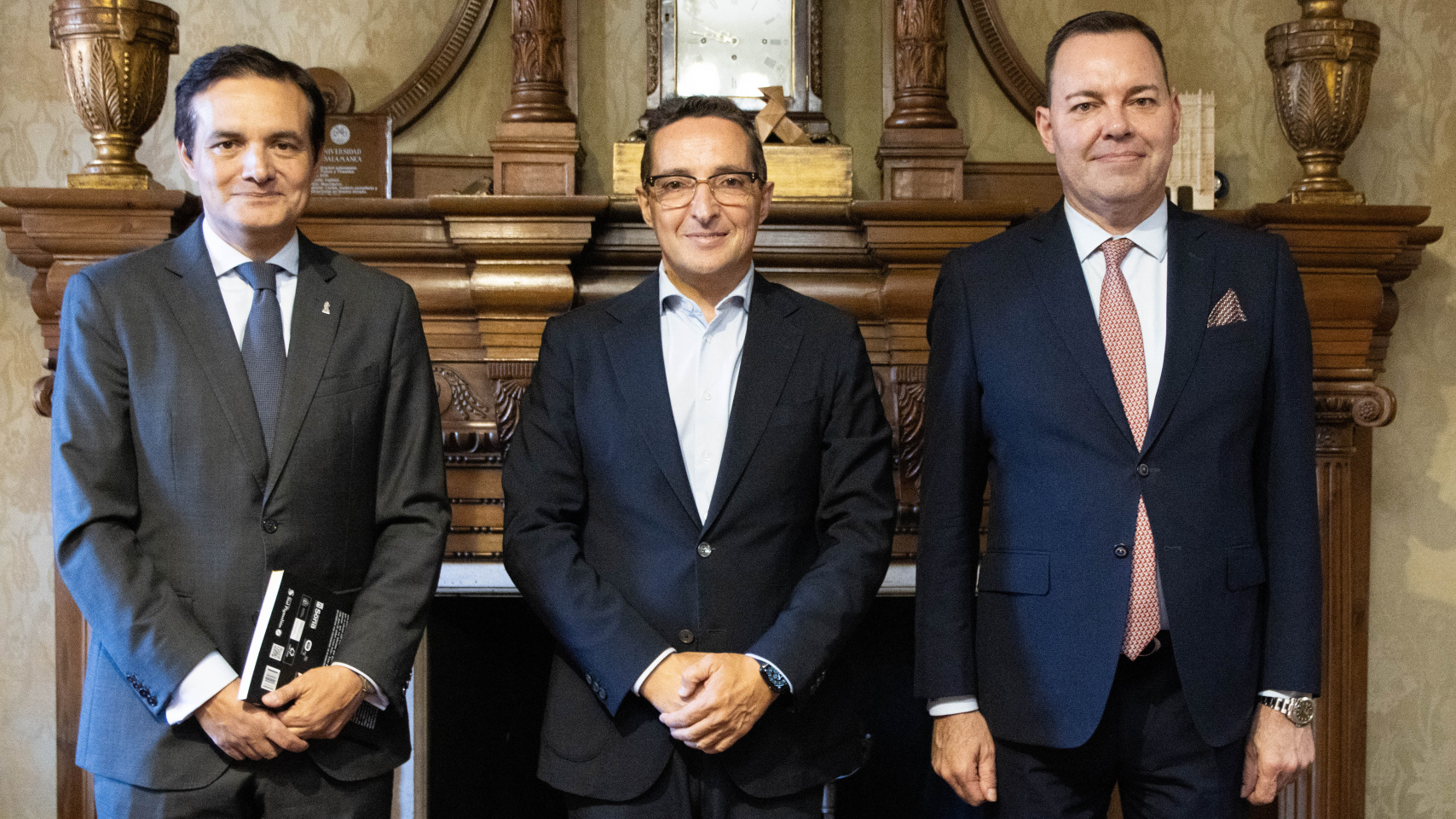 Juan Manuel Corchado junto a Raúl Fernández y José María Viejo de la Fundación Fundos