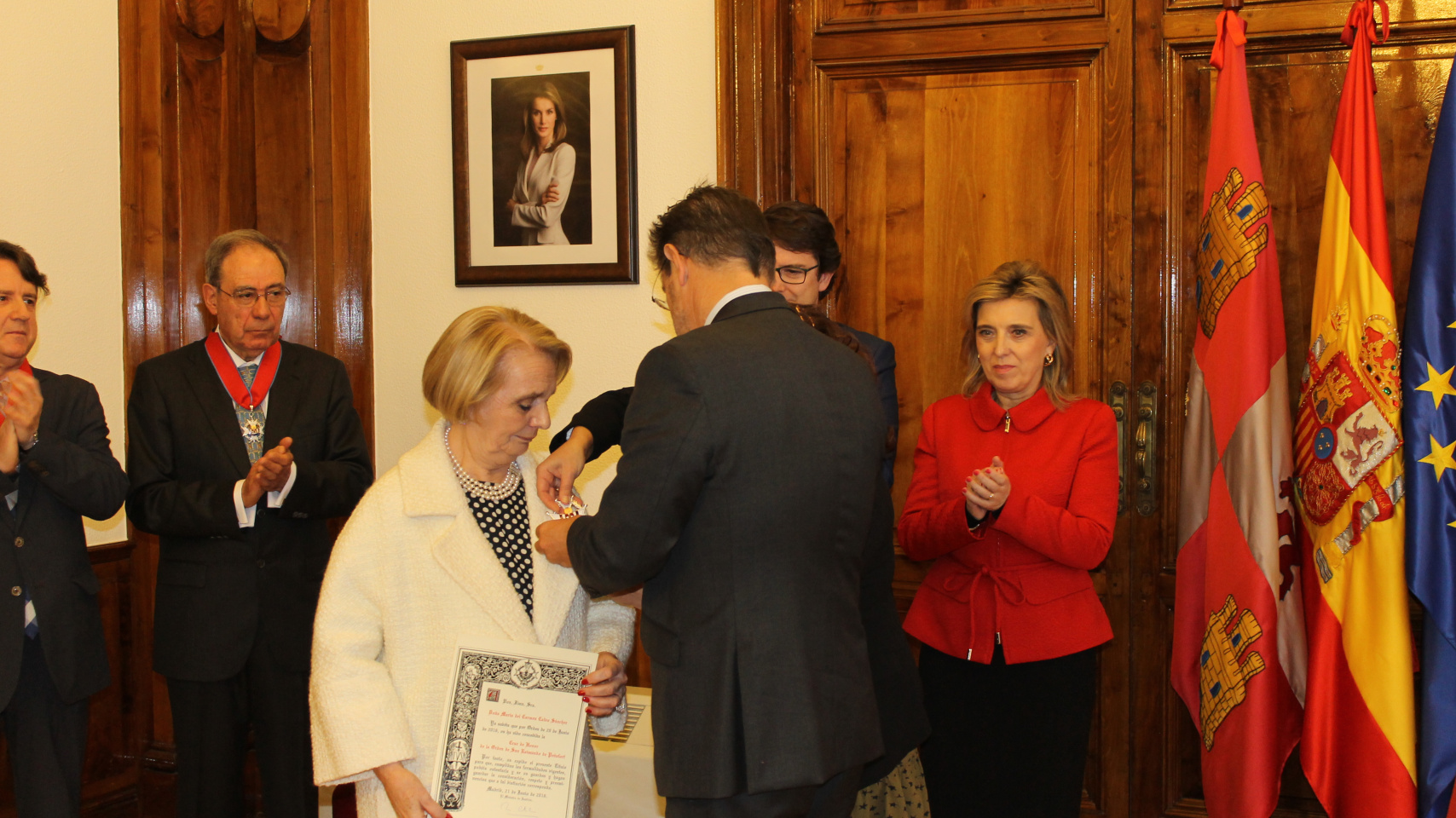 La medalla ha sido impuesta por el ministro de Justicia, Rafael Catalá, en calidad de presidente de la Orden