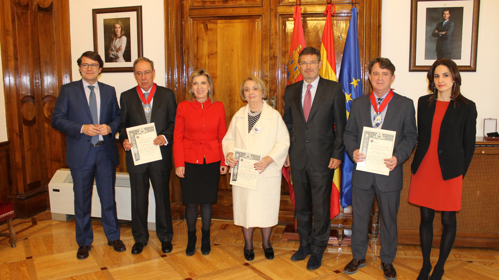 La profesora María del Carmen Calvo Sánchez y el ministro de Justicia, junto al resto de asistentes al acto