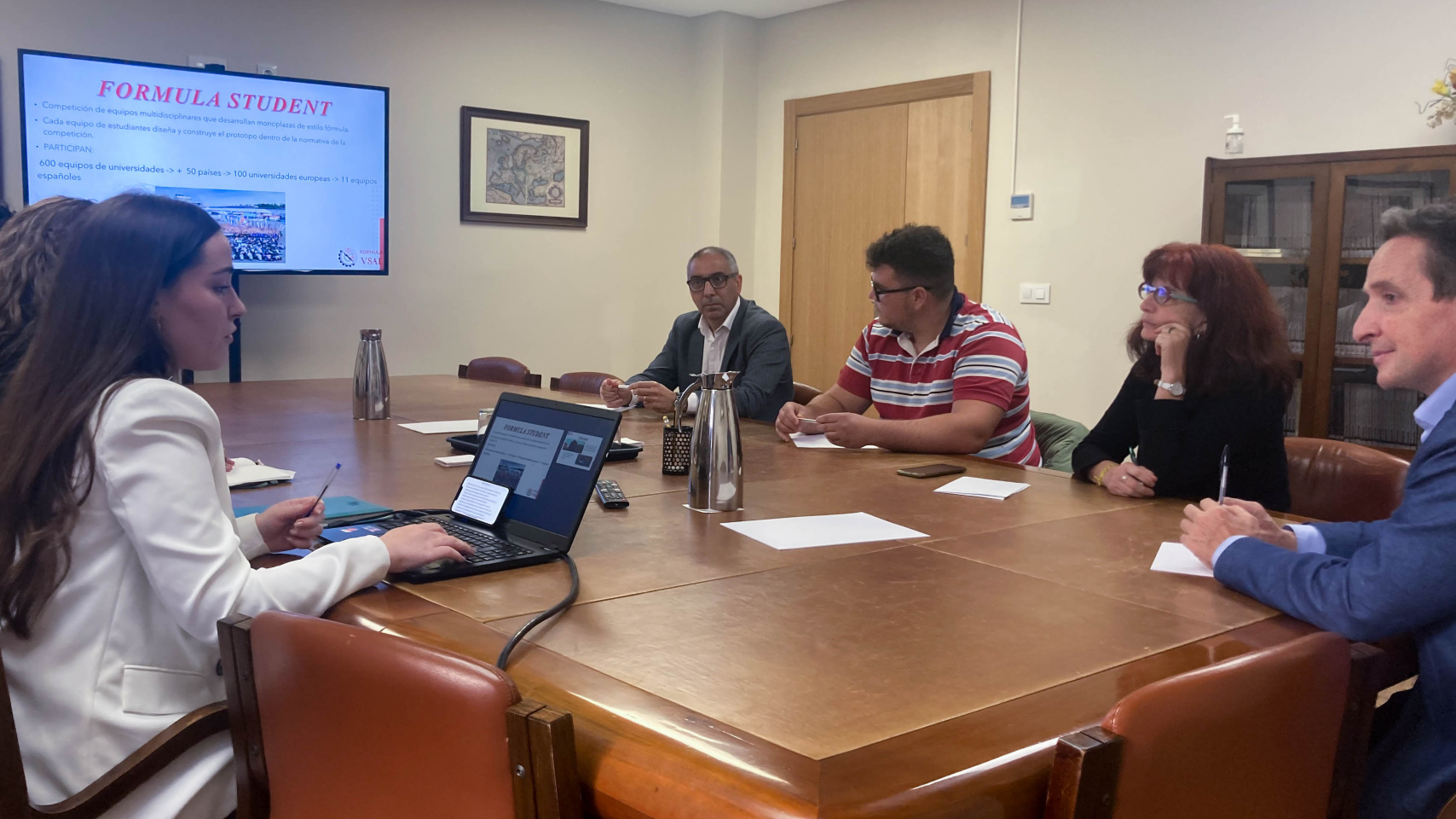 El rector Juan Manuel Corchado y la vicerrectora Marta Gutiérrez durante la reunión con los estudiantes de ingeniería.