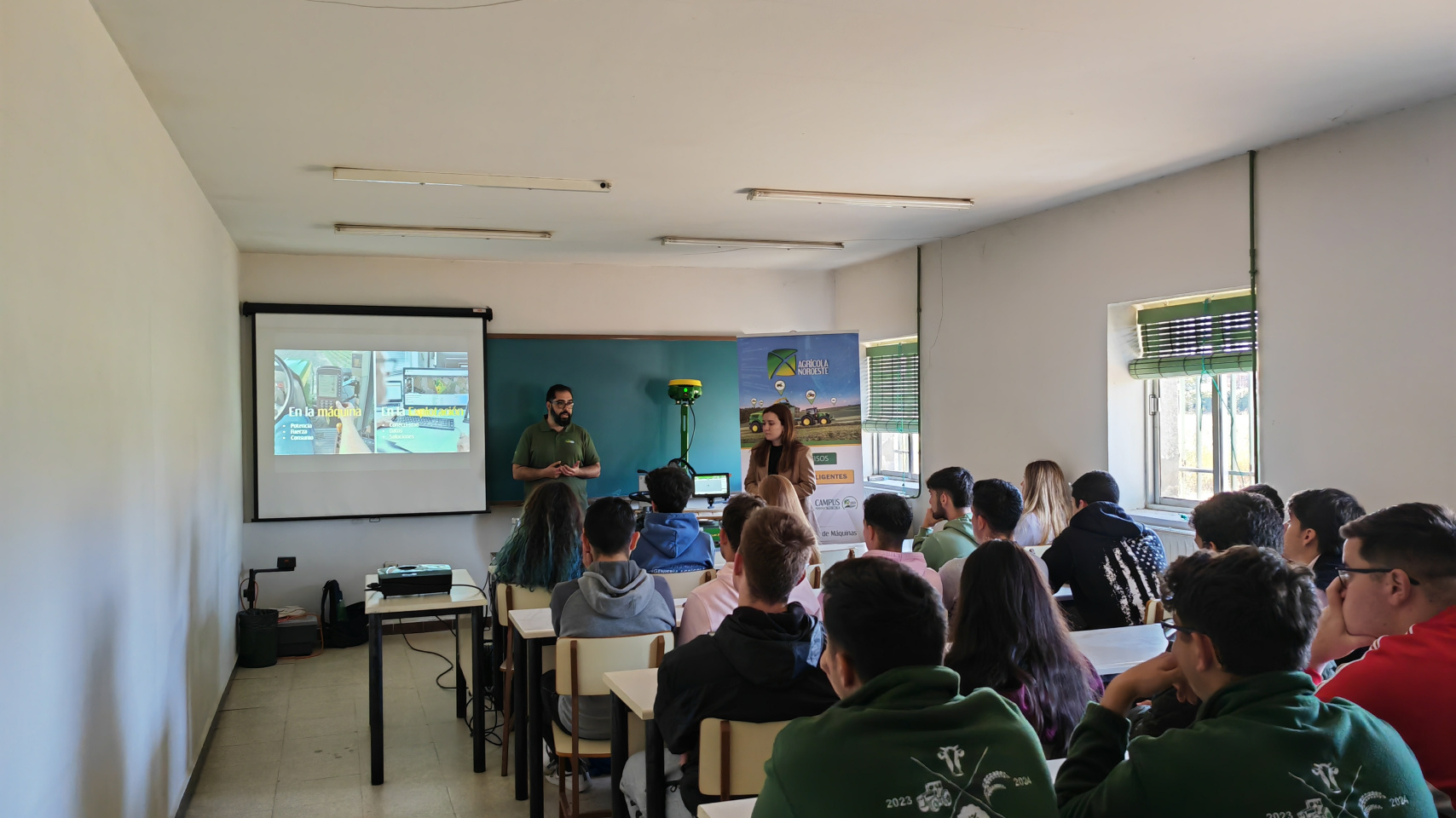 Estudiantes durante las prácticas de Ingeniería Agrícola aprendiendo el uso de tecnologías digitales aplicadas al cultivo