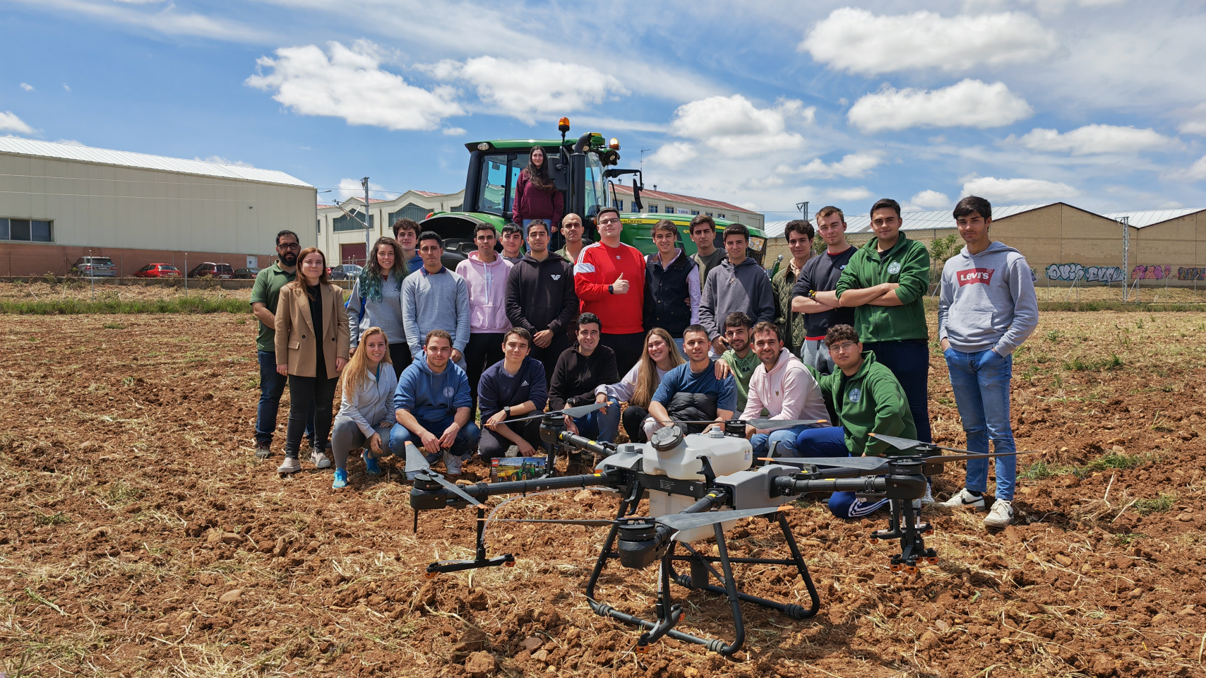 El tractor, dirigido a distancia, permite conocer la arquitectura y el protocolo de comunicaciones del vehículo, que lleva a cabo el trabajo sin necesidad de que un operario se siente al volante