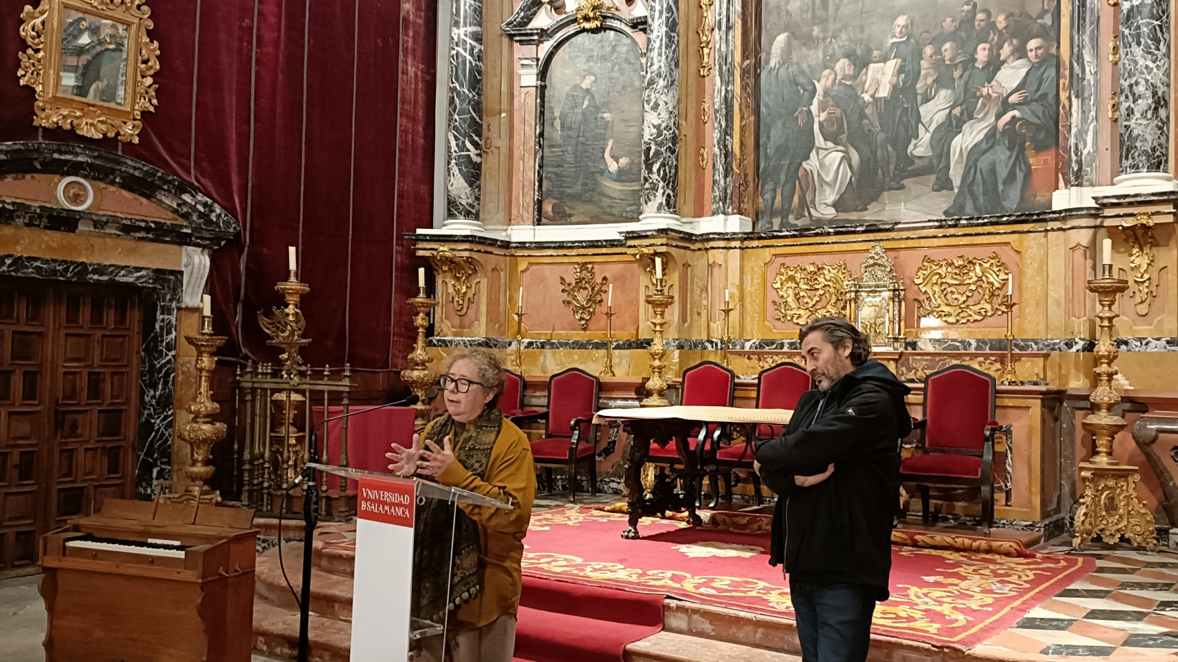 La vicerrectora Matilde Olarte y el director del SAC Javier Panera, presentan los armonios restaurados por la USAL