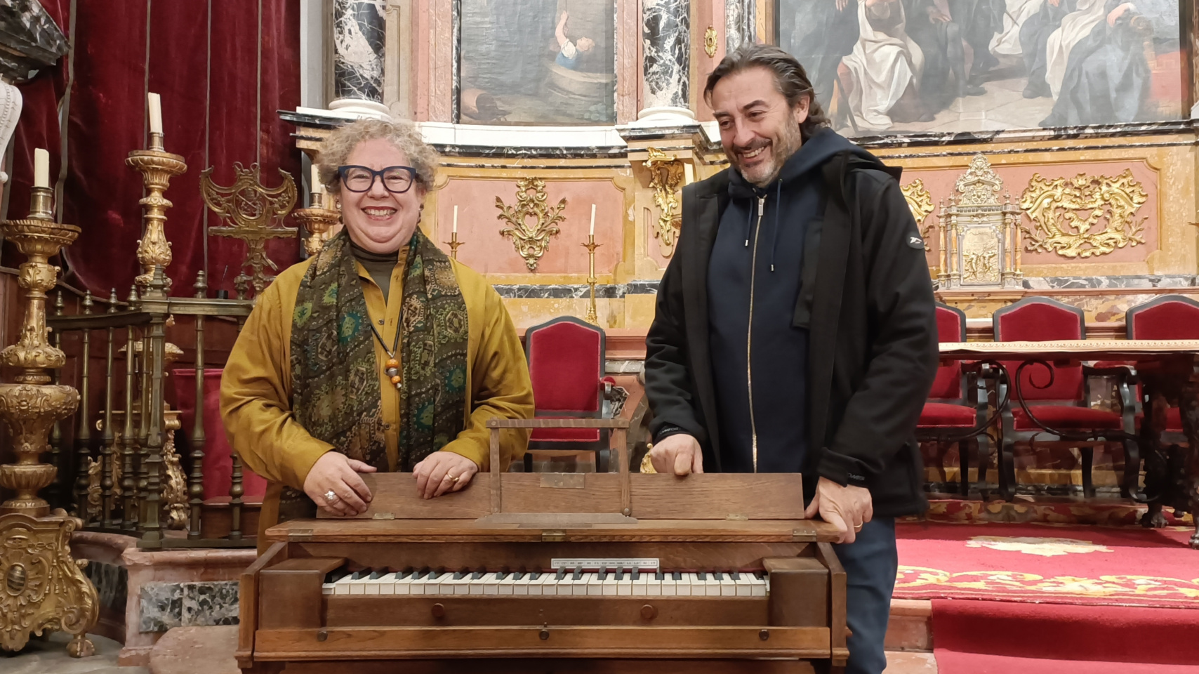 La vicerrectora Matilde Olarte y el director del SAC Javier Panera, presentan los armonios restaurados por la USAL