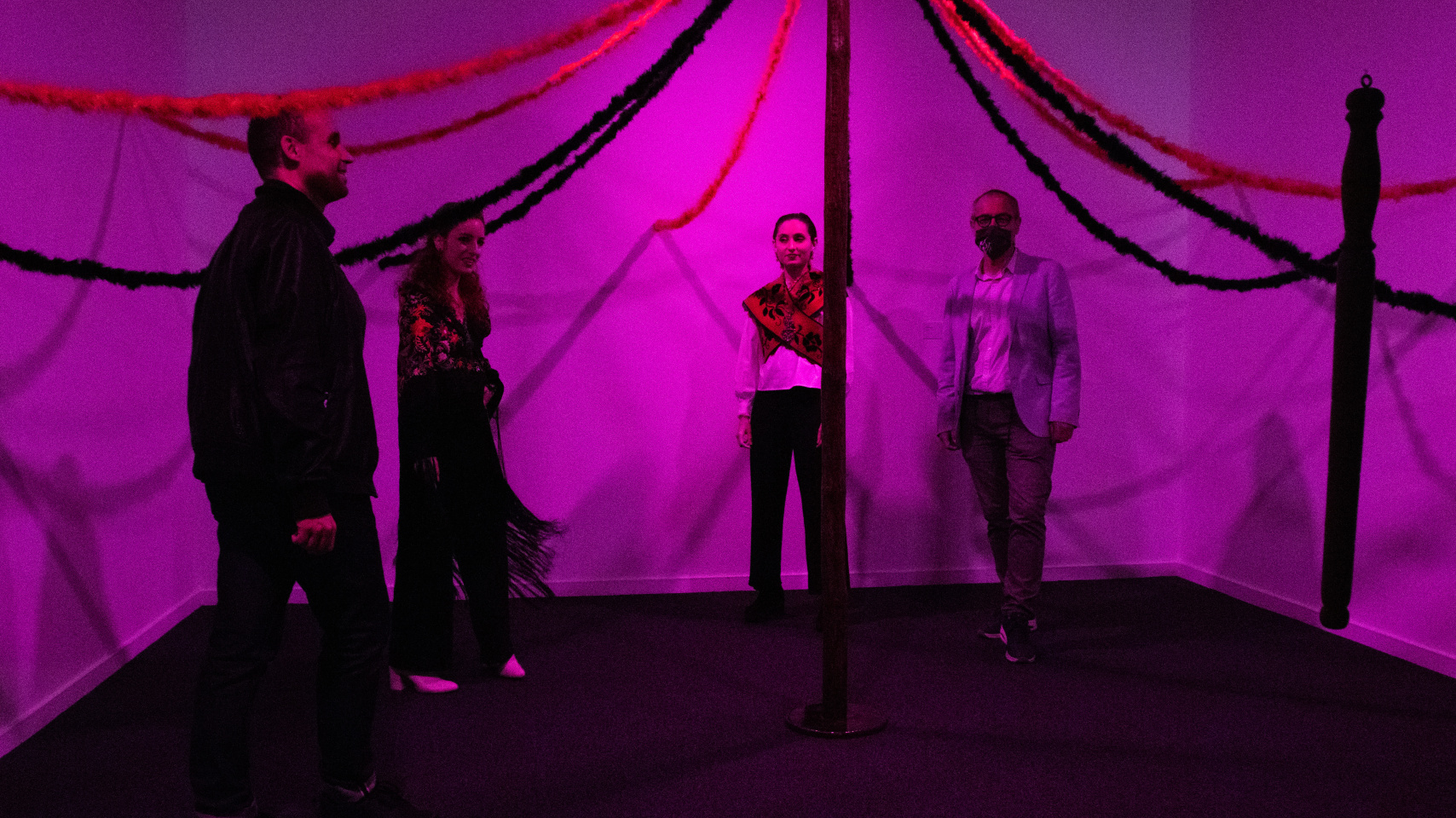 Diego del Pozo, vicedecano de la Facultad de Bellas Artes; Elena P. Cuesta y María Marlen, artistas de la exposición; y Luis Barrio, director del SAC.