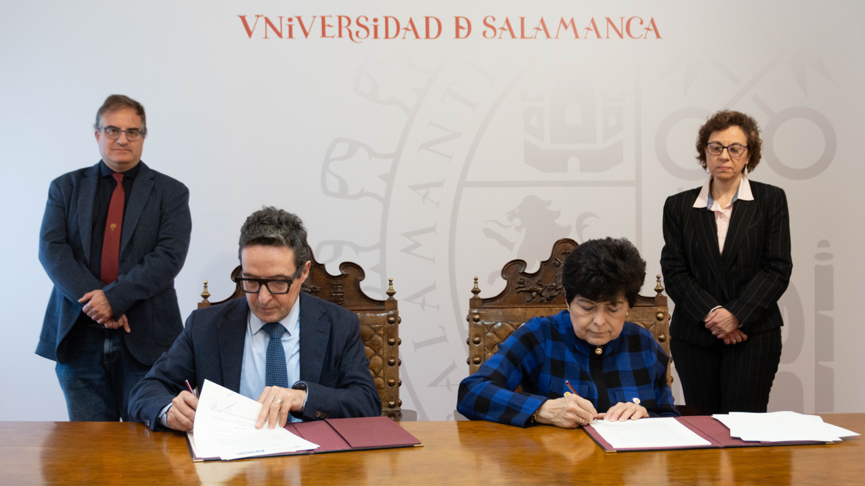 El rector de la Universidad de Salamanca y la presidenta de Central Connecticut State University de Estados Unidos firman un convenio de colaboración.