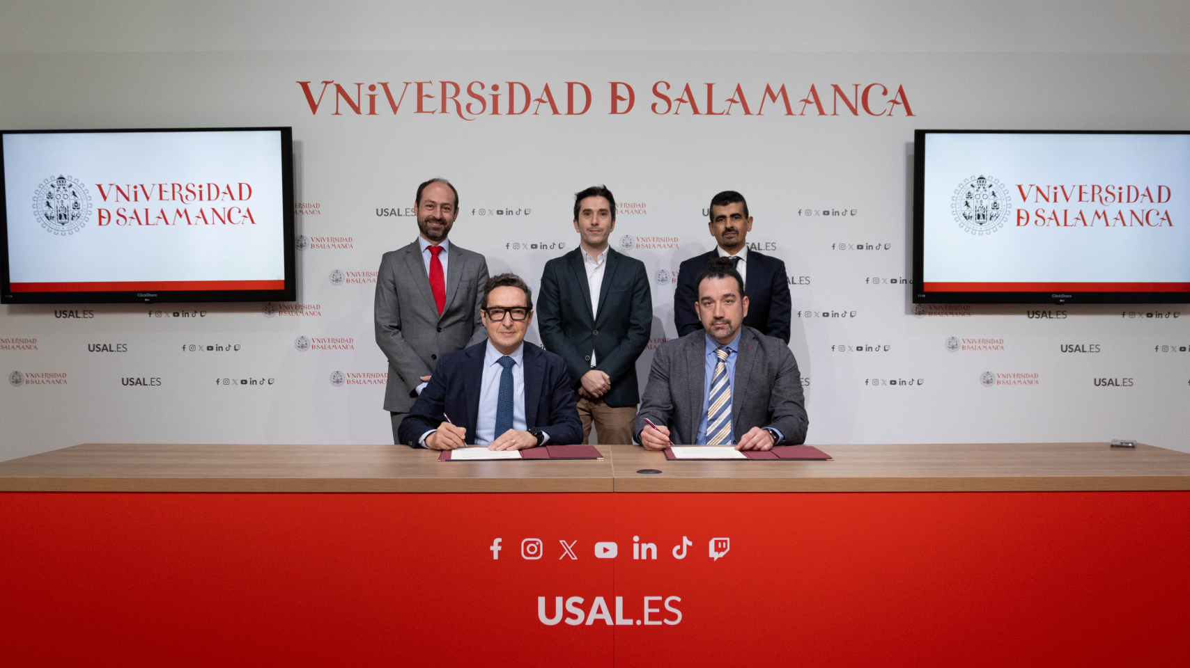 Firma de convenio de colaboración entre la USAL e ICAMCYL. Delante:  Juan Manuel Corchado y Santiago Cuesta López. Detrás: Óscar Lorenzo, Federico Bueno de Mata y José Ramón Natal