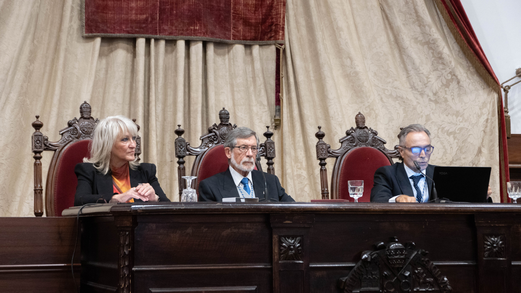 Julia Almeida Parra, delegada del rector para Infraestructuras y Proyectos Sanitarios; Cándido Martín, vicepresidente de la Real Academia de Medicina de Salamanca; y Fernando Masa Jiménez, secretario general de la Real Academia de Medicina de Salamanca