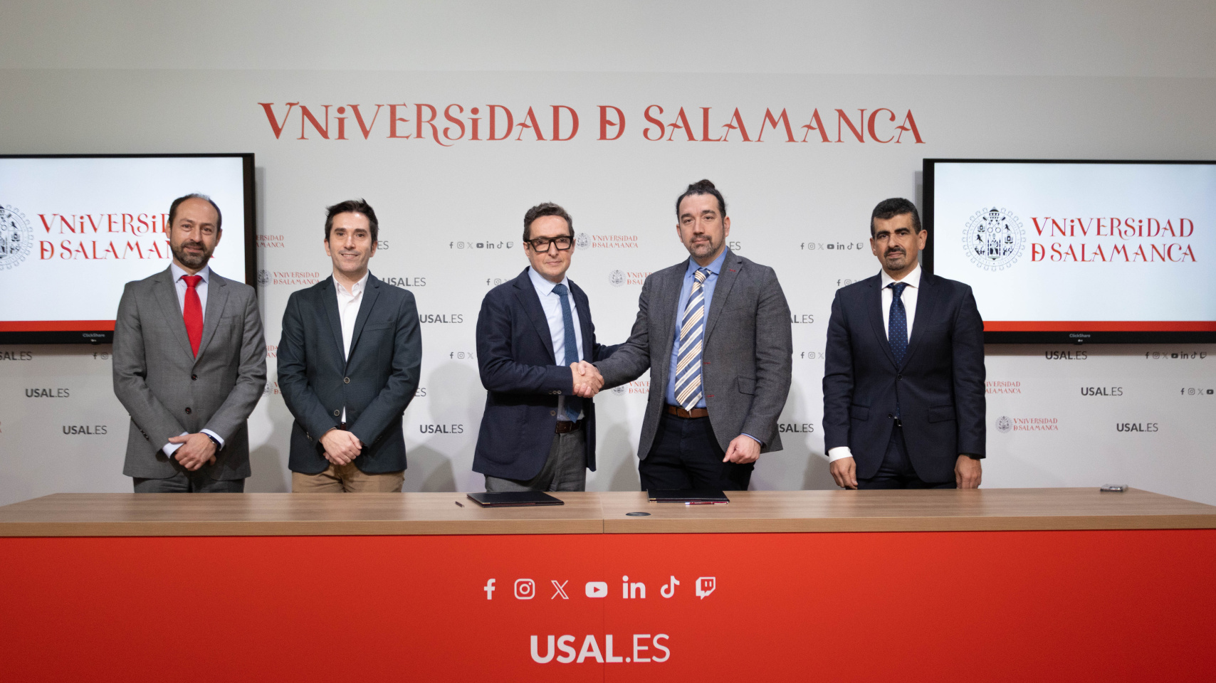 Firma de convenio de colaboración entre la USAL e ICAMCYL. De izq. a dcha.: Óscar Lorenzo, Federico Bueno de Mata, Juan Manuel Corchado, Santiago Cuesta López y José Ramón Natal